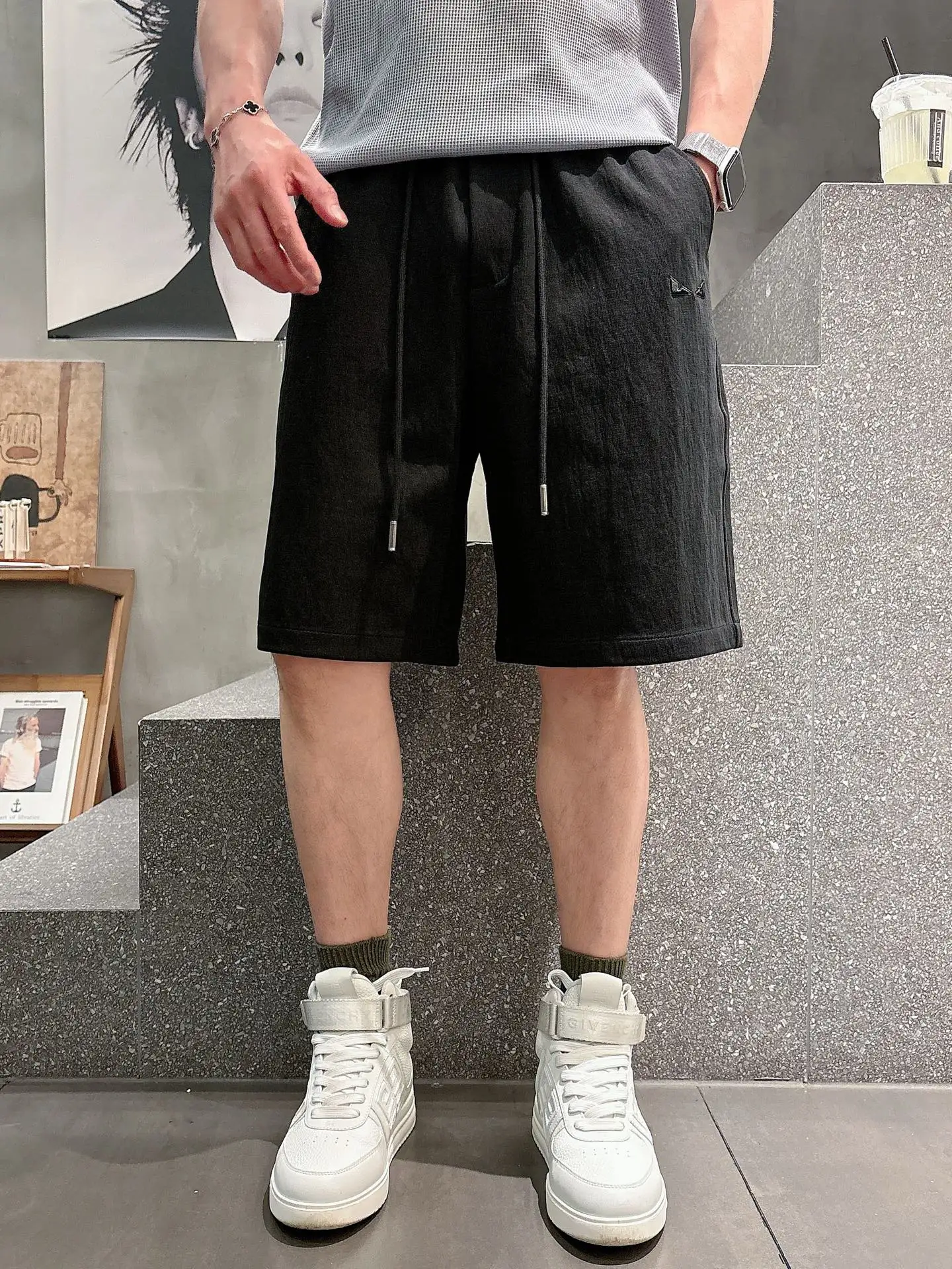 Embossed Logo Casual Shorts D17011023