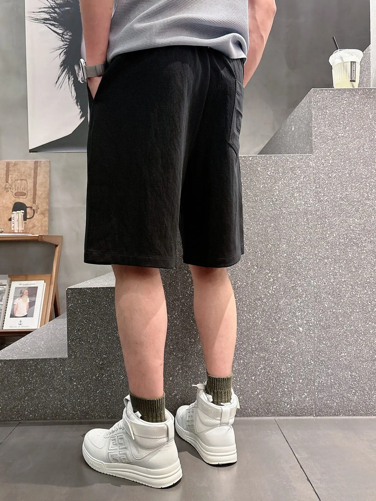 Embossed Logo Casual Shorts D17011023 — view 2