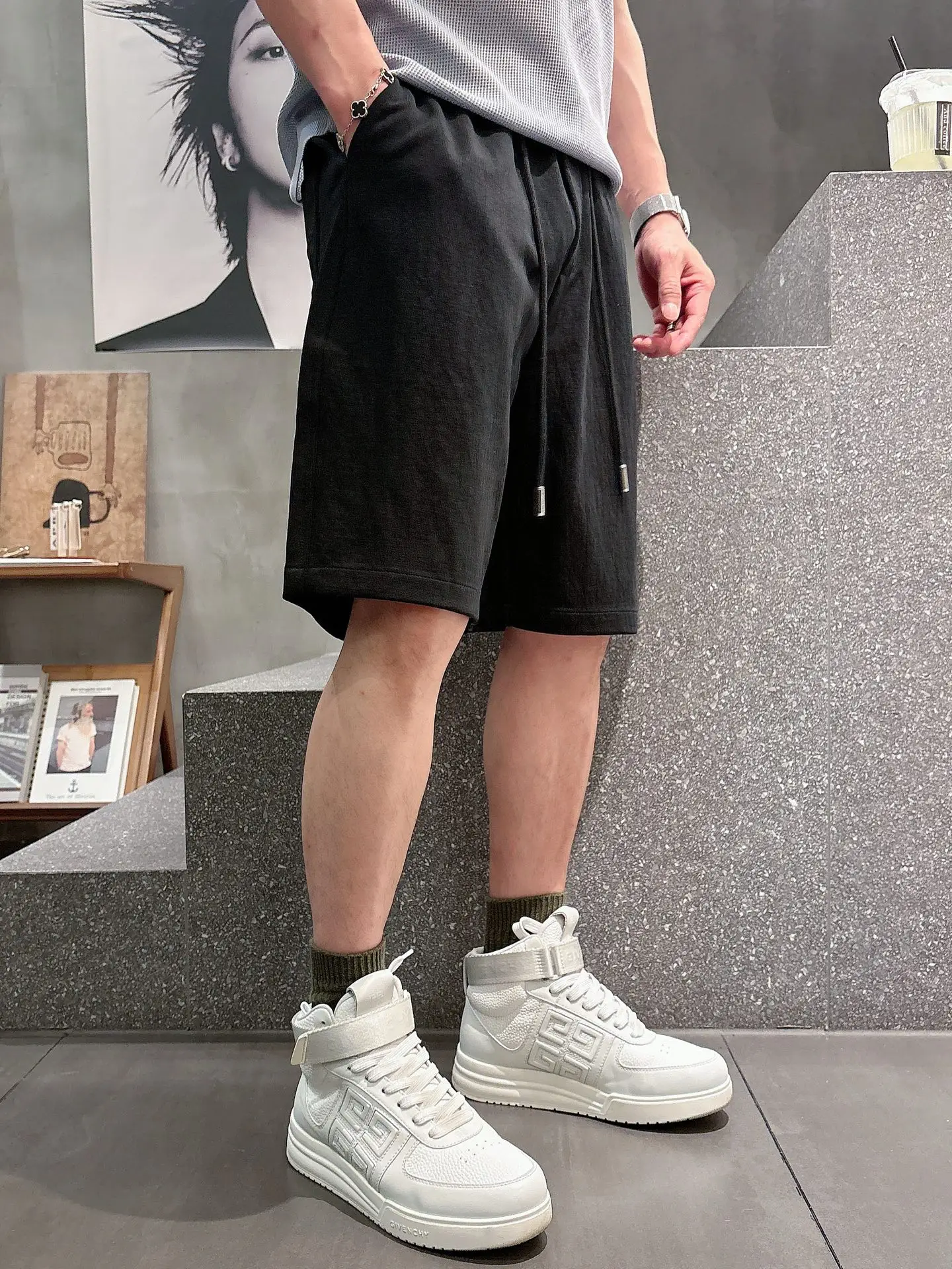 Embossed Logo Casual Shorts D17011023 — view 3