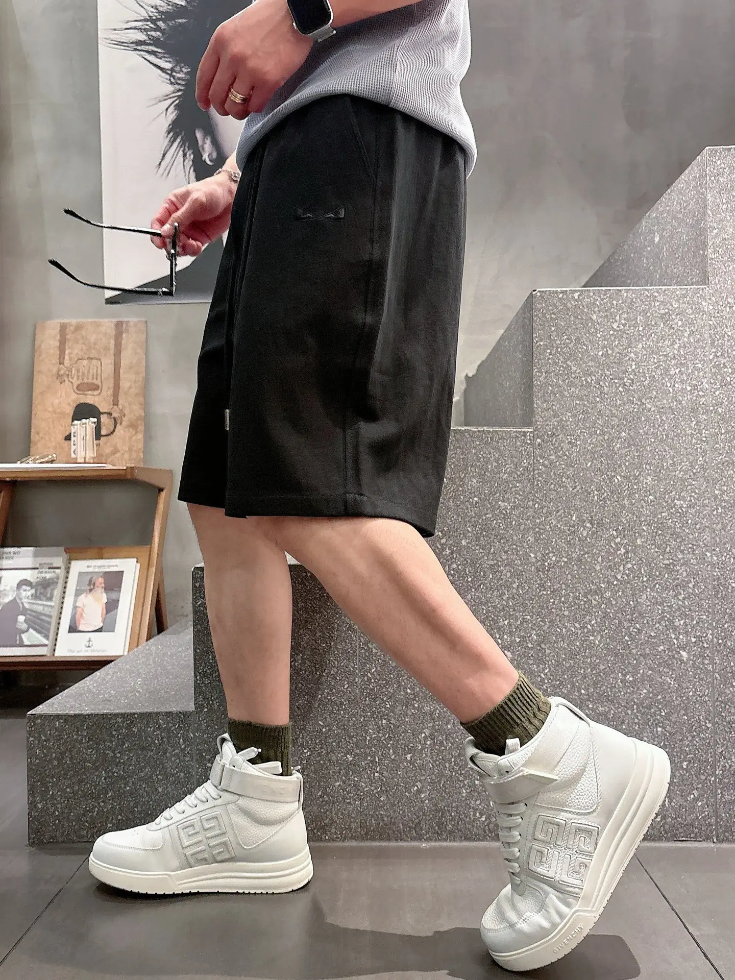 Embossed Logo Casual Shorts D17011023 — view 6
