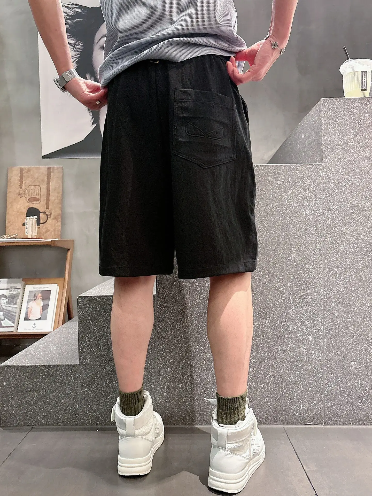 Embossed Logo Casual Shorts D17011023 — view 8
