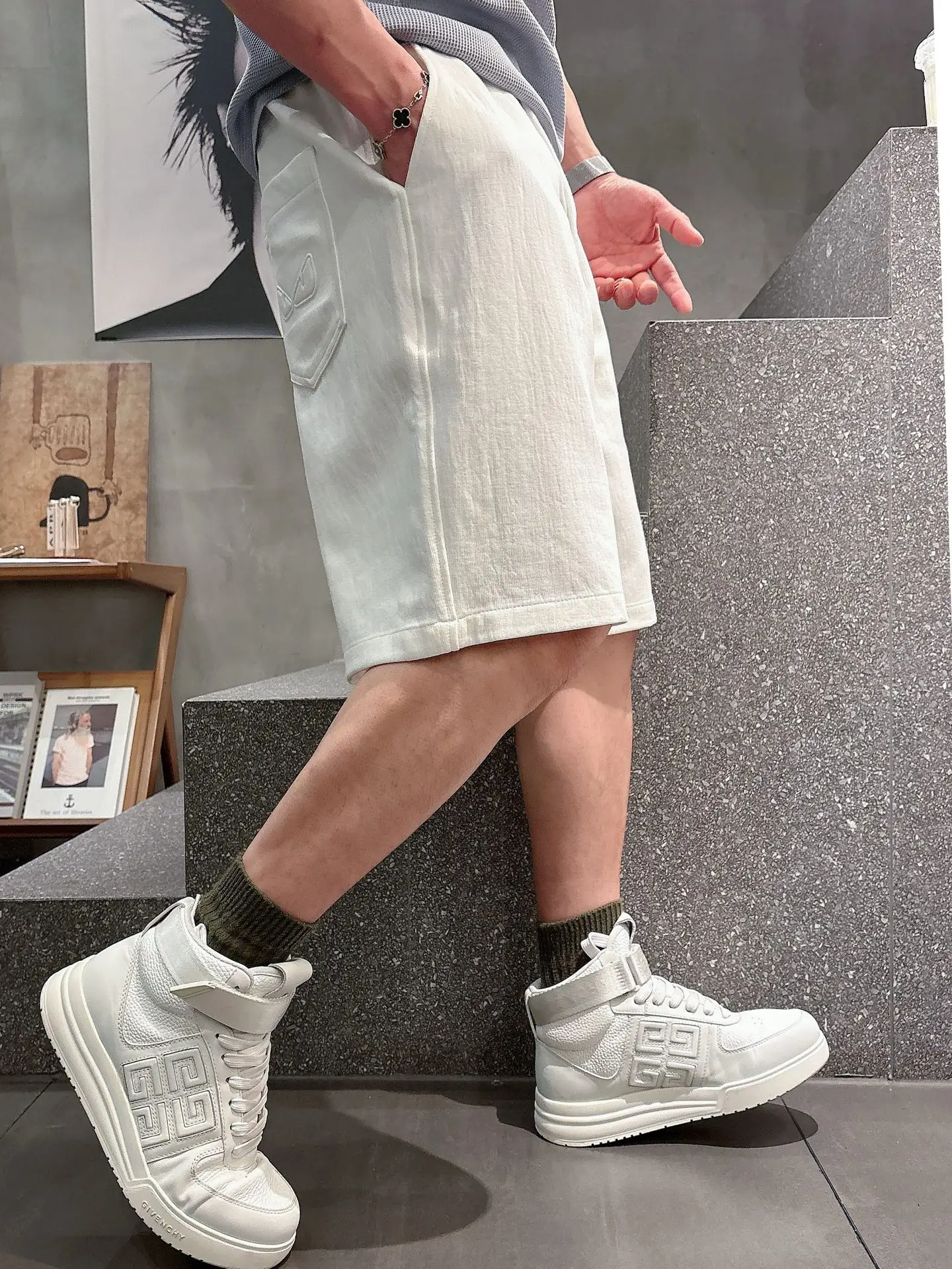 Embroidered Logo Casual Shorts D17011022 — view 8