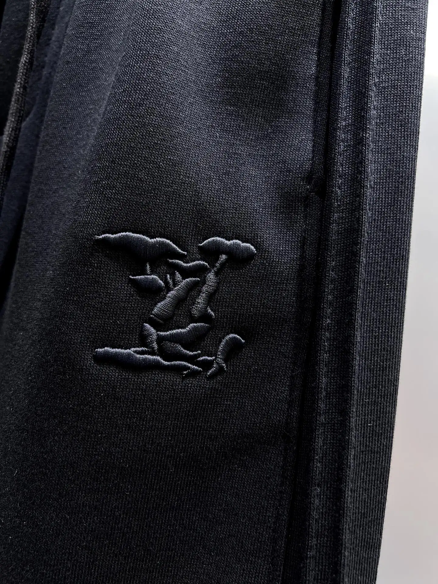 Embroidered Logo Drawstring Sweat Shorts D18011005 — view 6