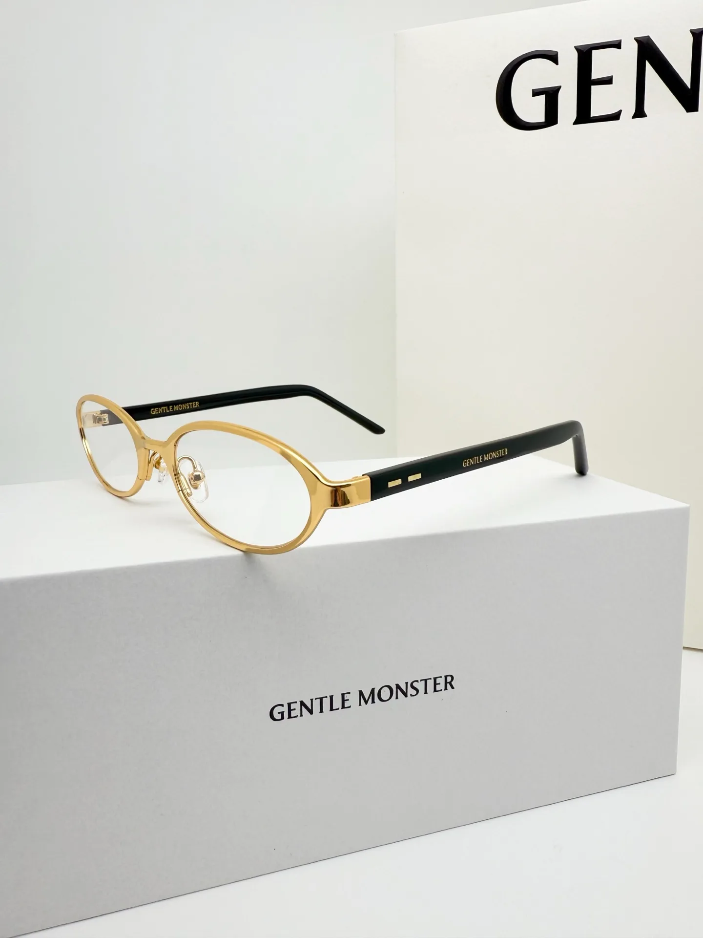 GM Vintage Oval-Frame Sunglasses D34018565 — view 4