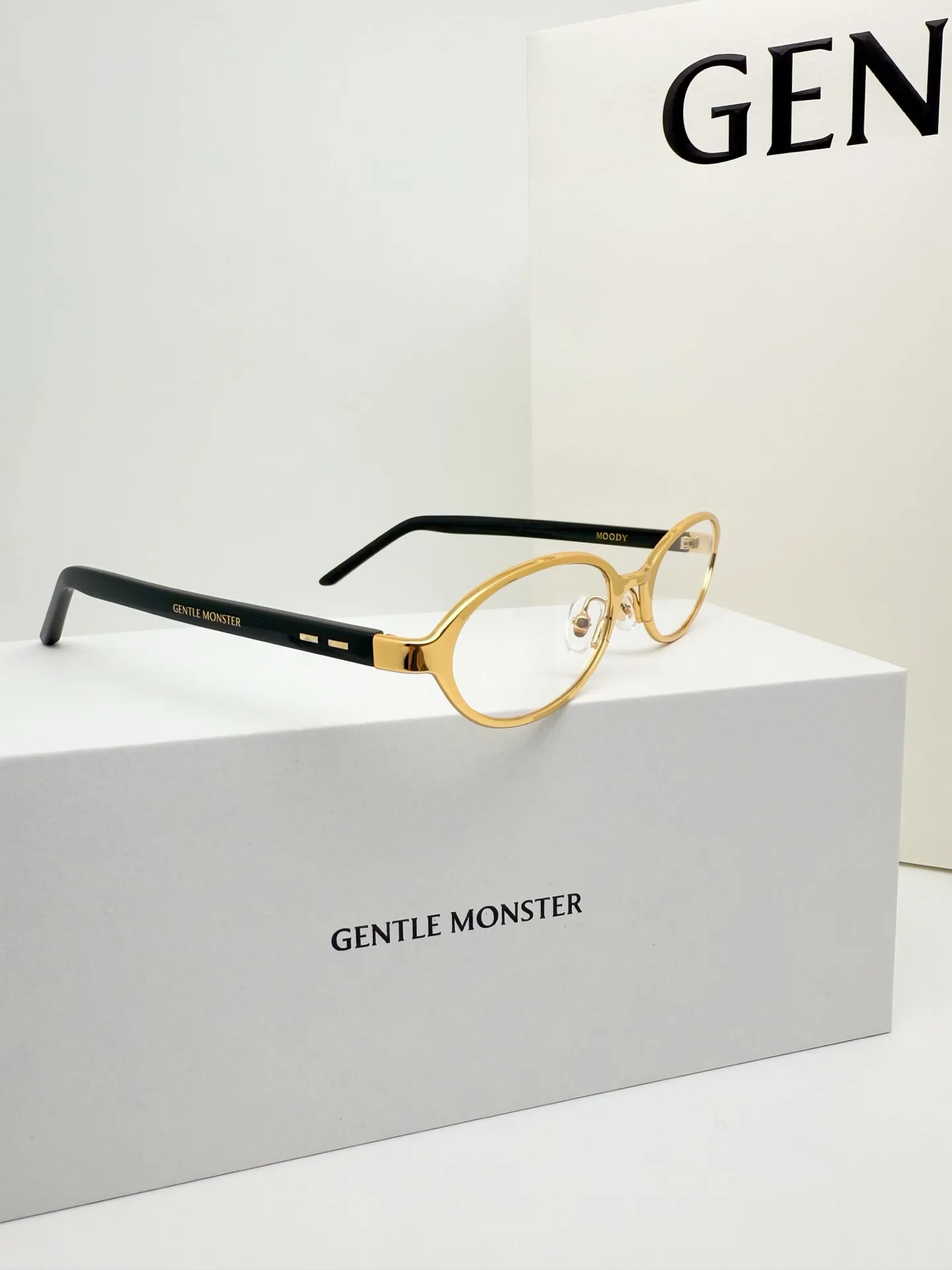 GM Vintage Oval-Frame Sunglasses D34018565 — view 5