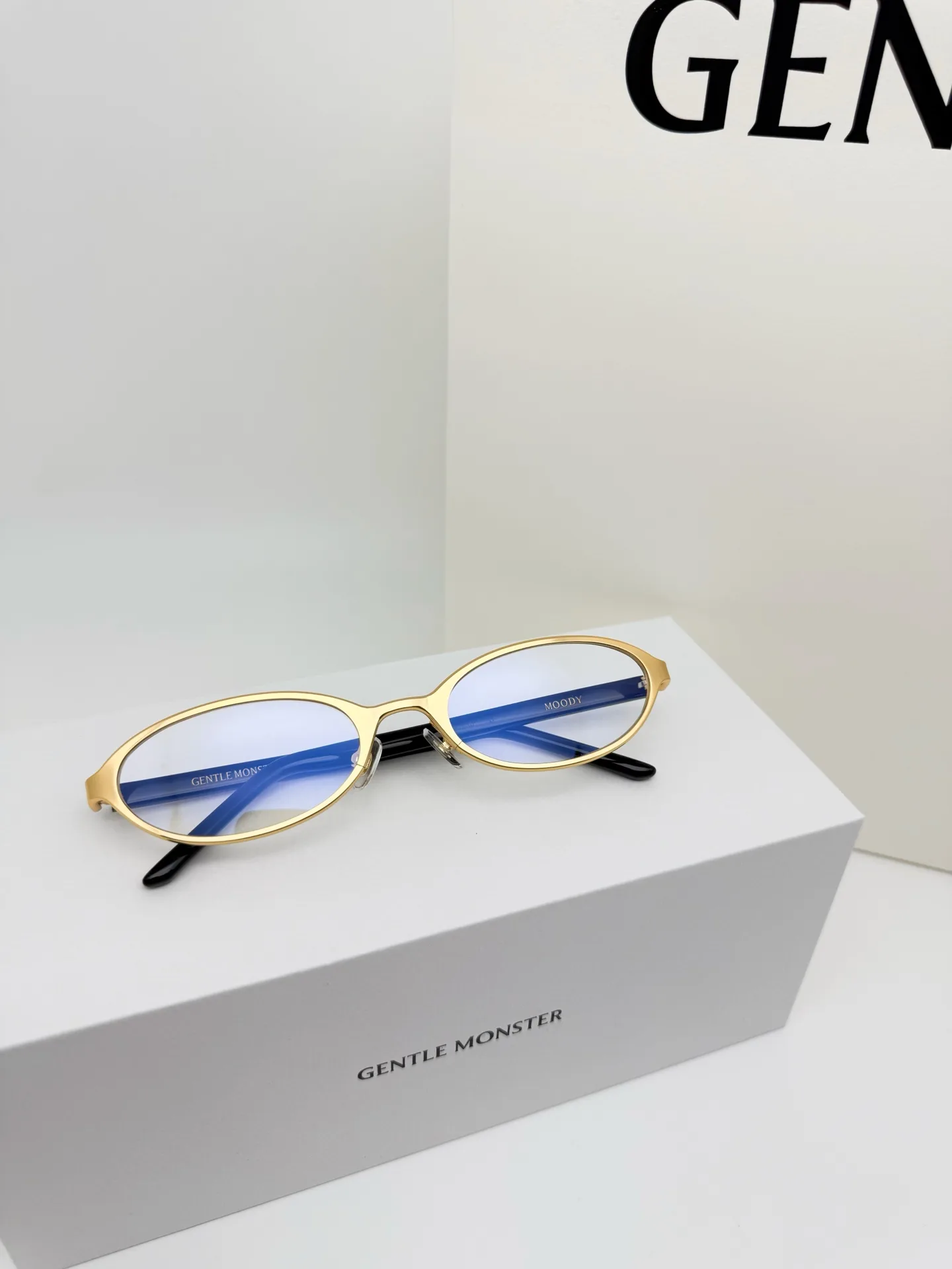 GM Vintage Oval-Frame Sunglasses D34018565 — view 6