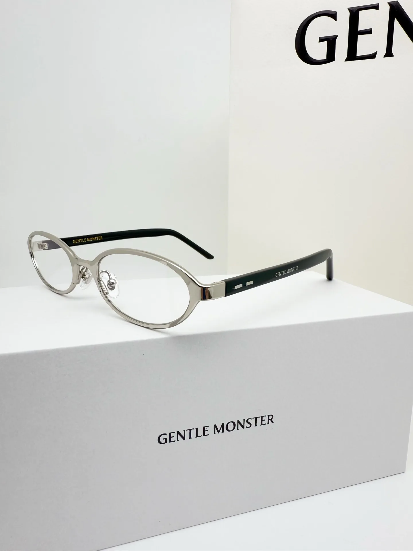 GM Vintage Oval-Frame Sunglasses D34018568 — view 2
