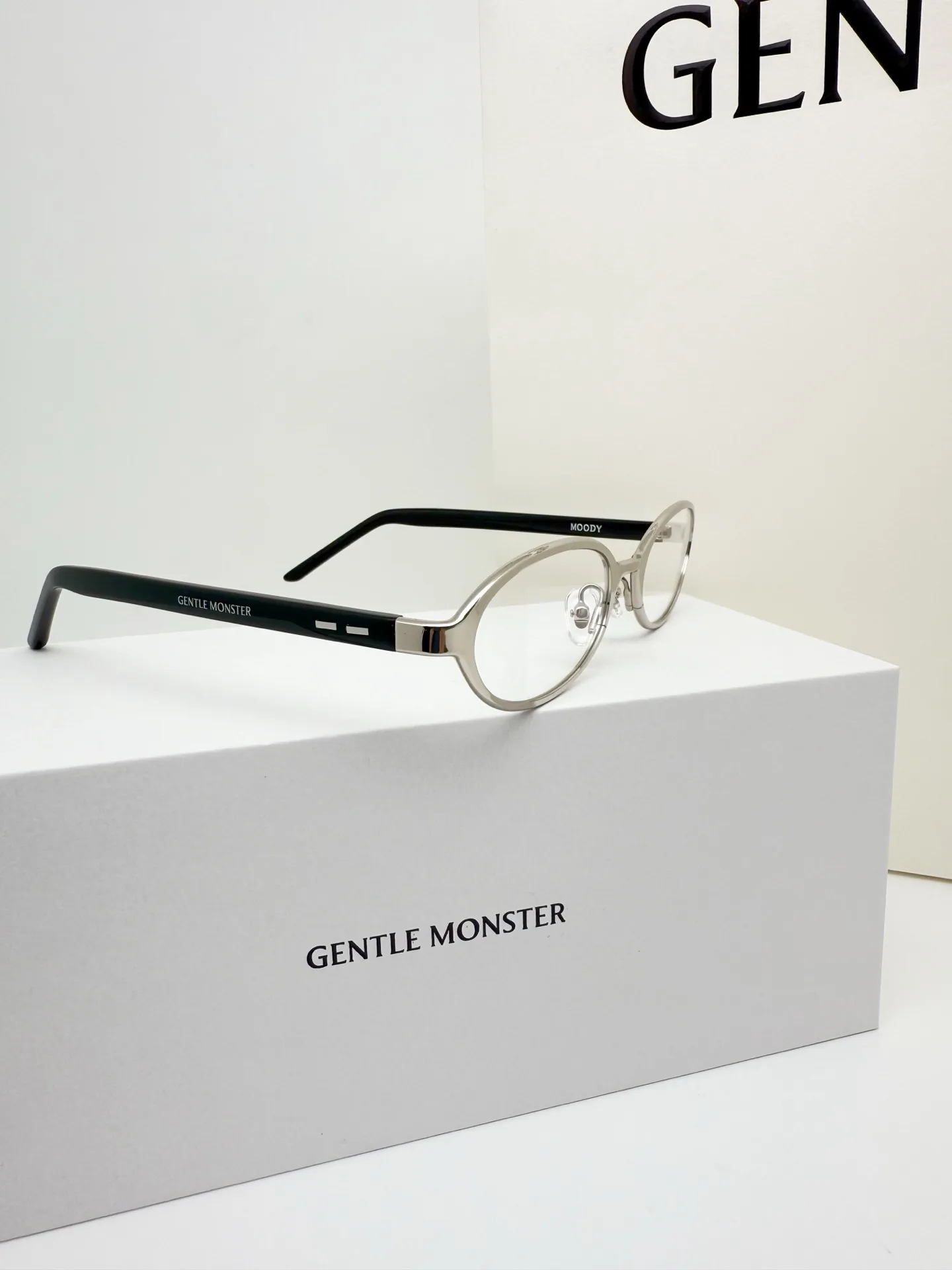 GM Vintage Oval-Frame Sunglasses D34018568 — view 3