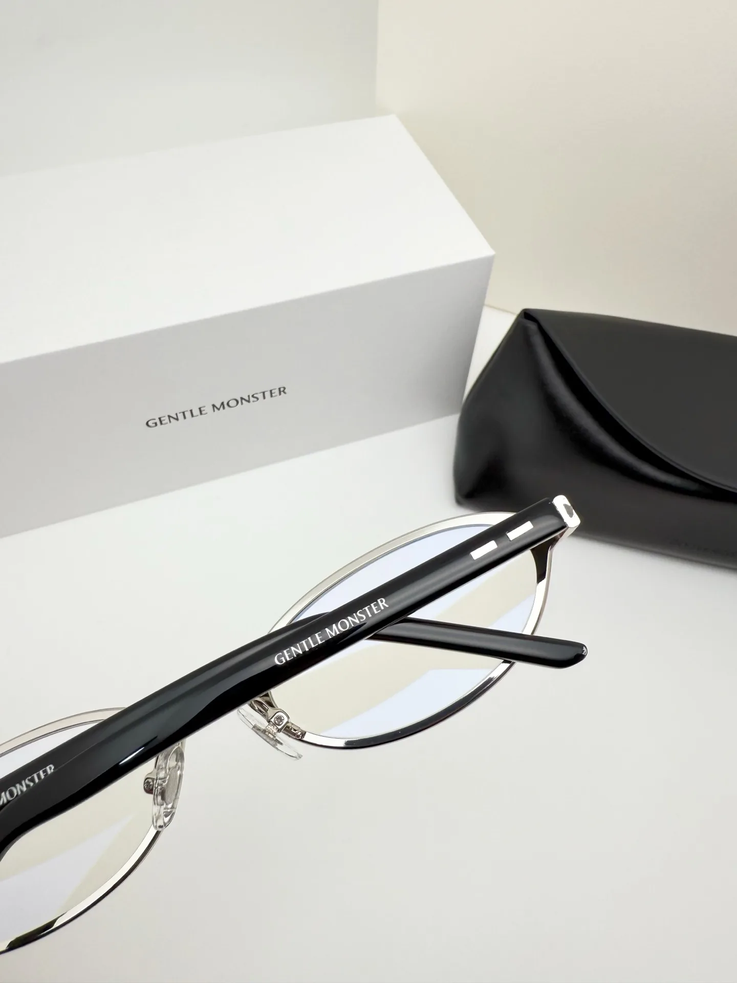 GM Vintage Oval-Frame Sunglasses D34018568 — view 5