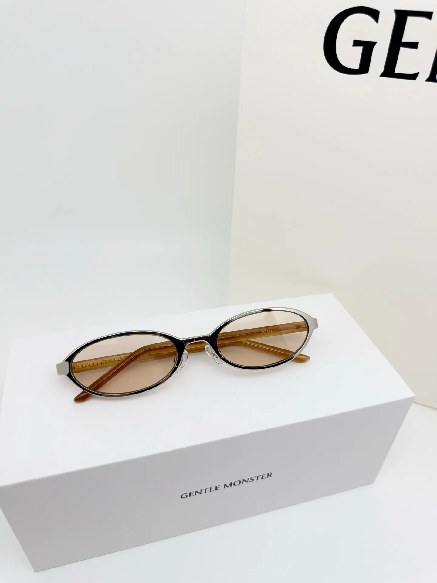 GM Vintage Oval-Frame Sunglasses D34018566