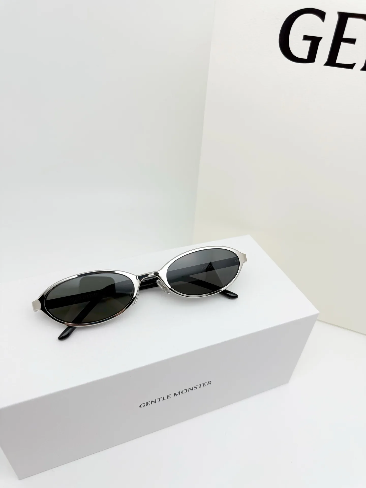 GM Vintage Oval-Frame Sunglasses D34018567