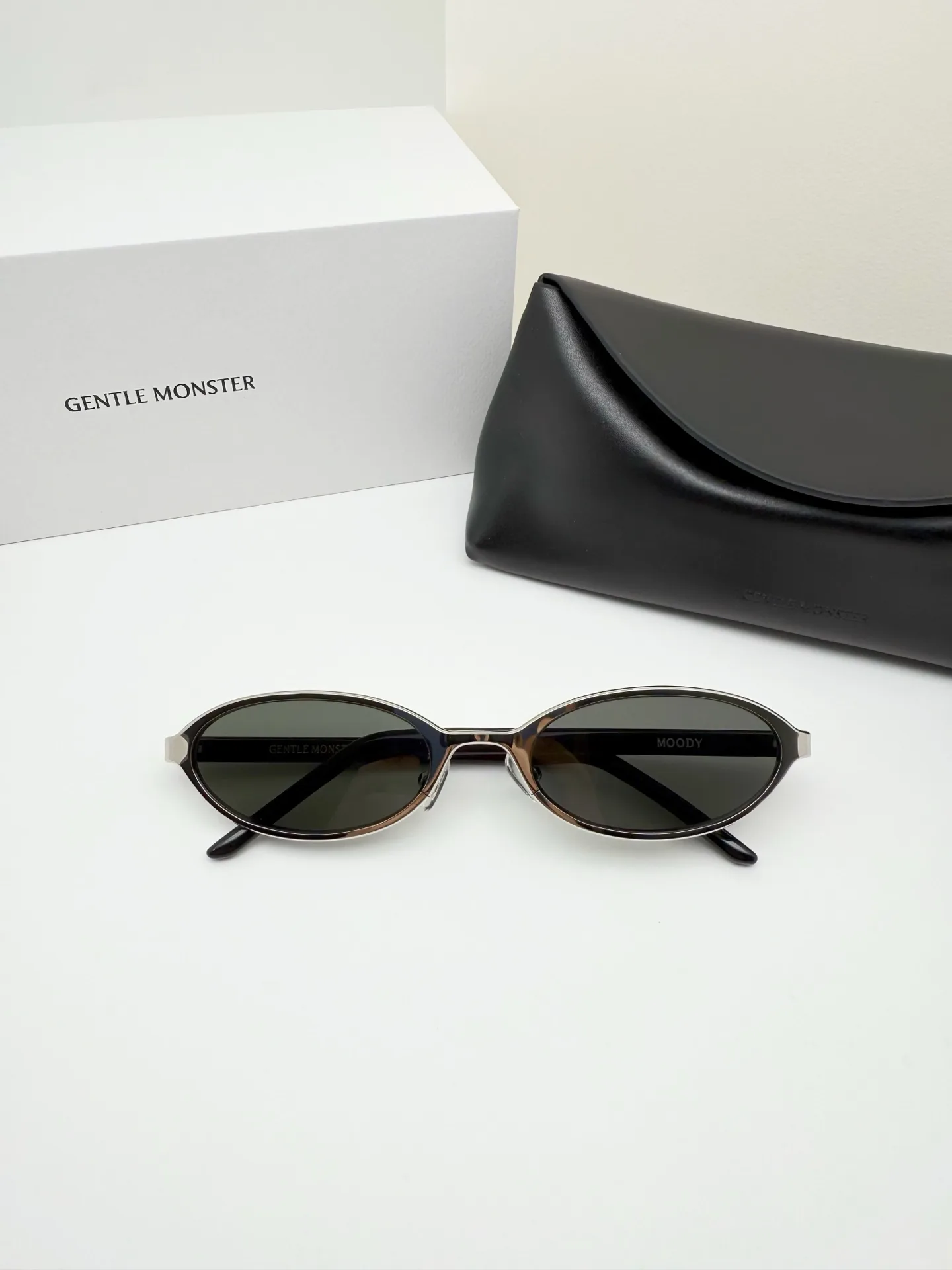 GM Vintage Oval-Frame Sunglasses D34018567 — view 2