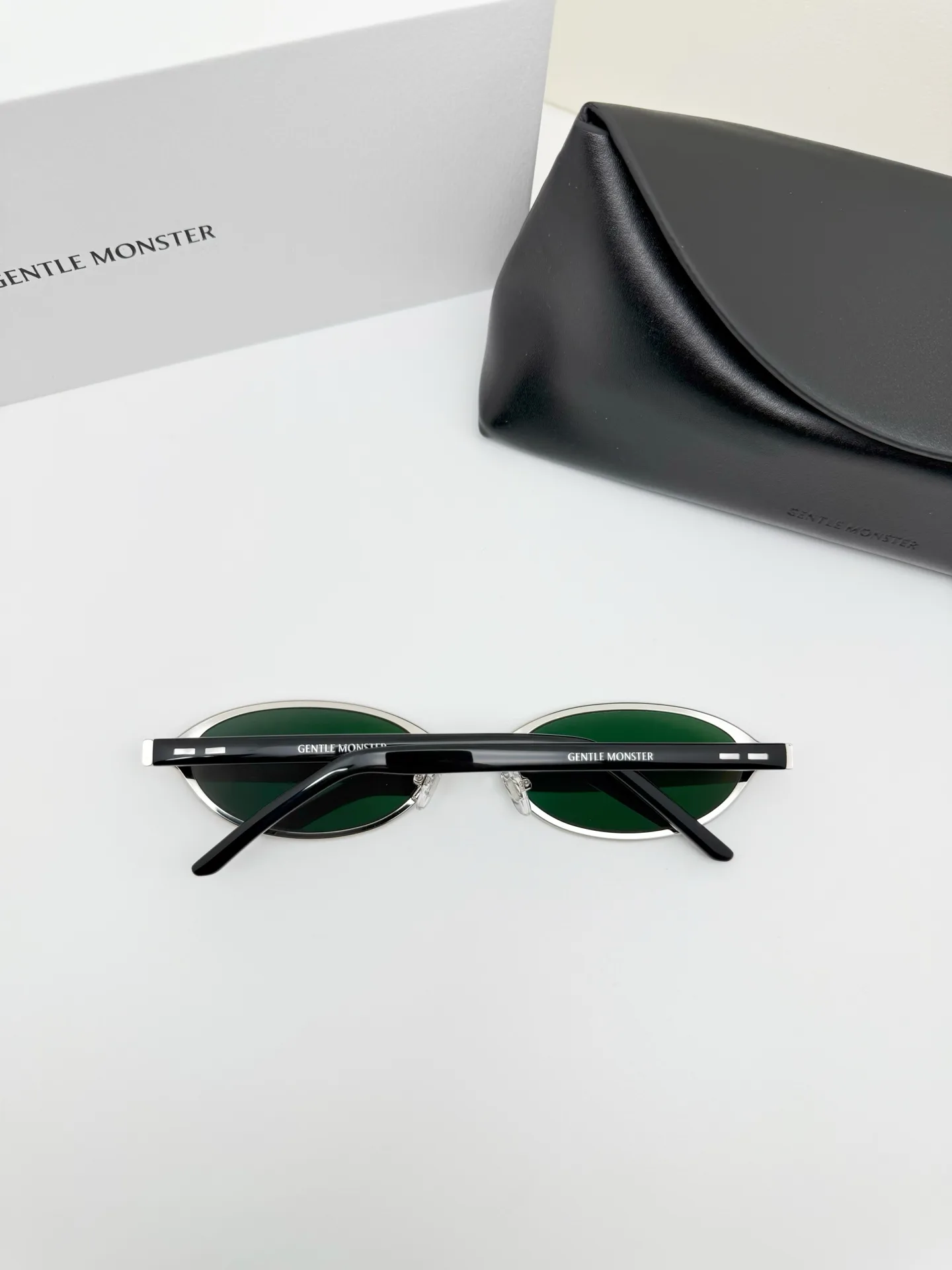 GM Vintage Oval-Frame Sunglasses D34018567 — view 3