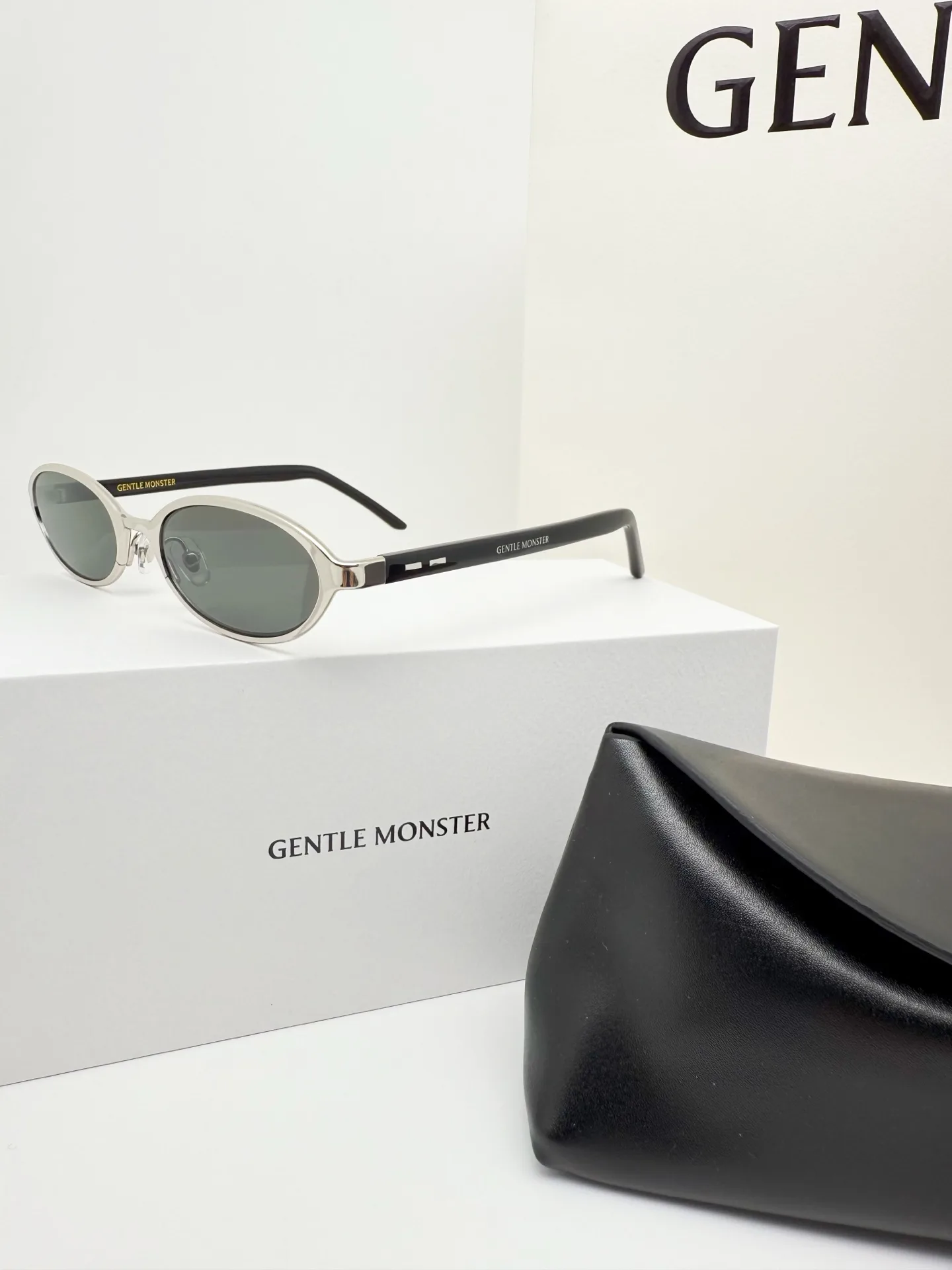 GM Vintage Oval-Frame Sunglasses D34018567 — view 4
