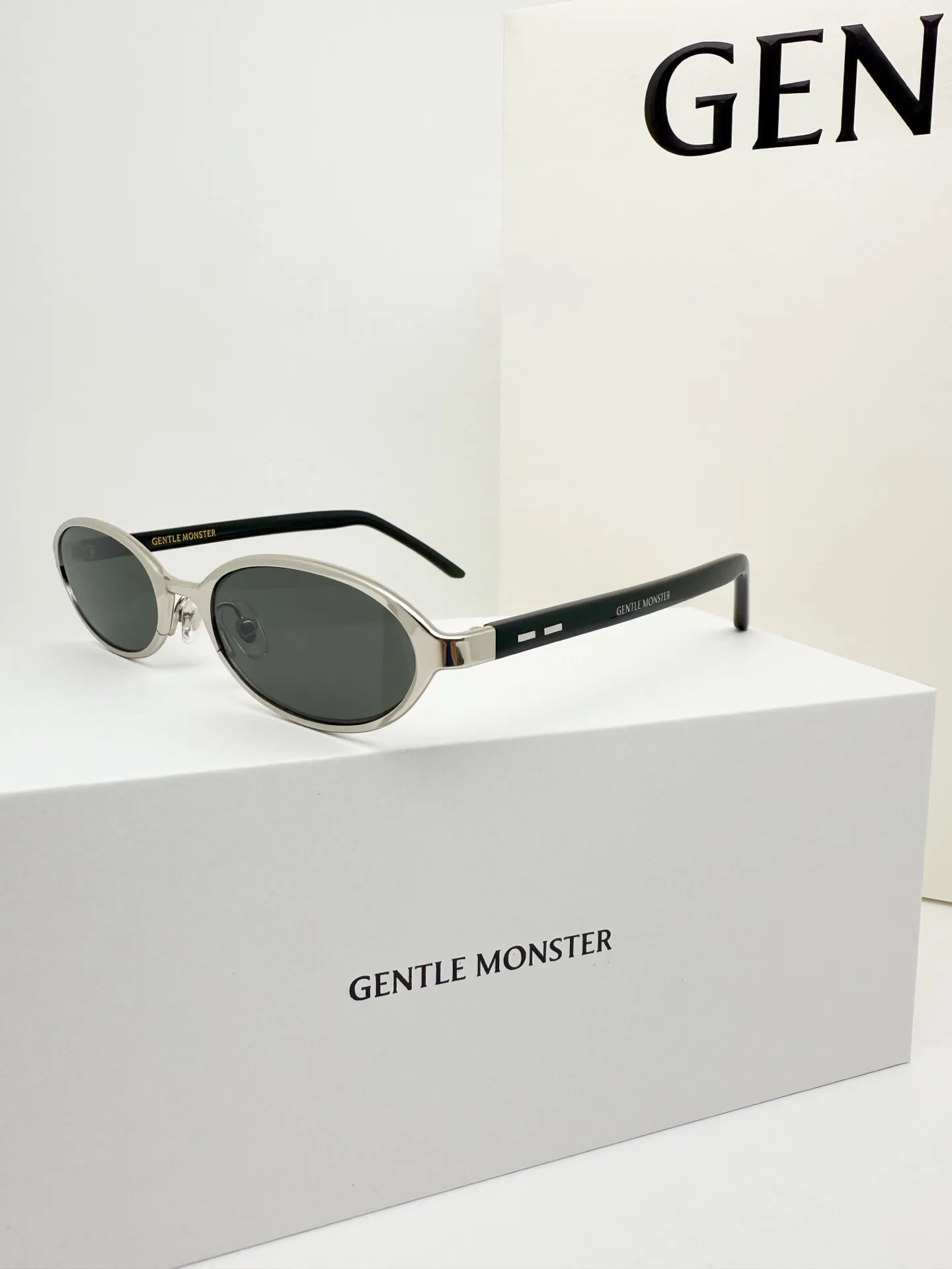 GM Vintage Oval-Frame Sunglasses D34018567 — view 5