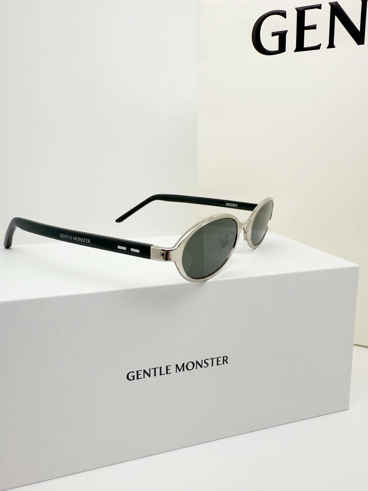 GM Vintage Oval-Frame Sunglasses D34018567 — view 6