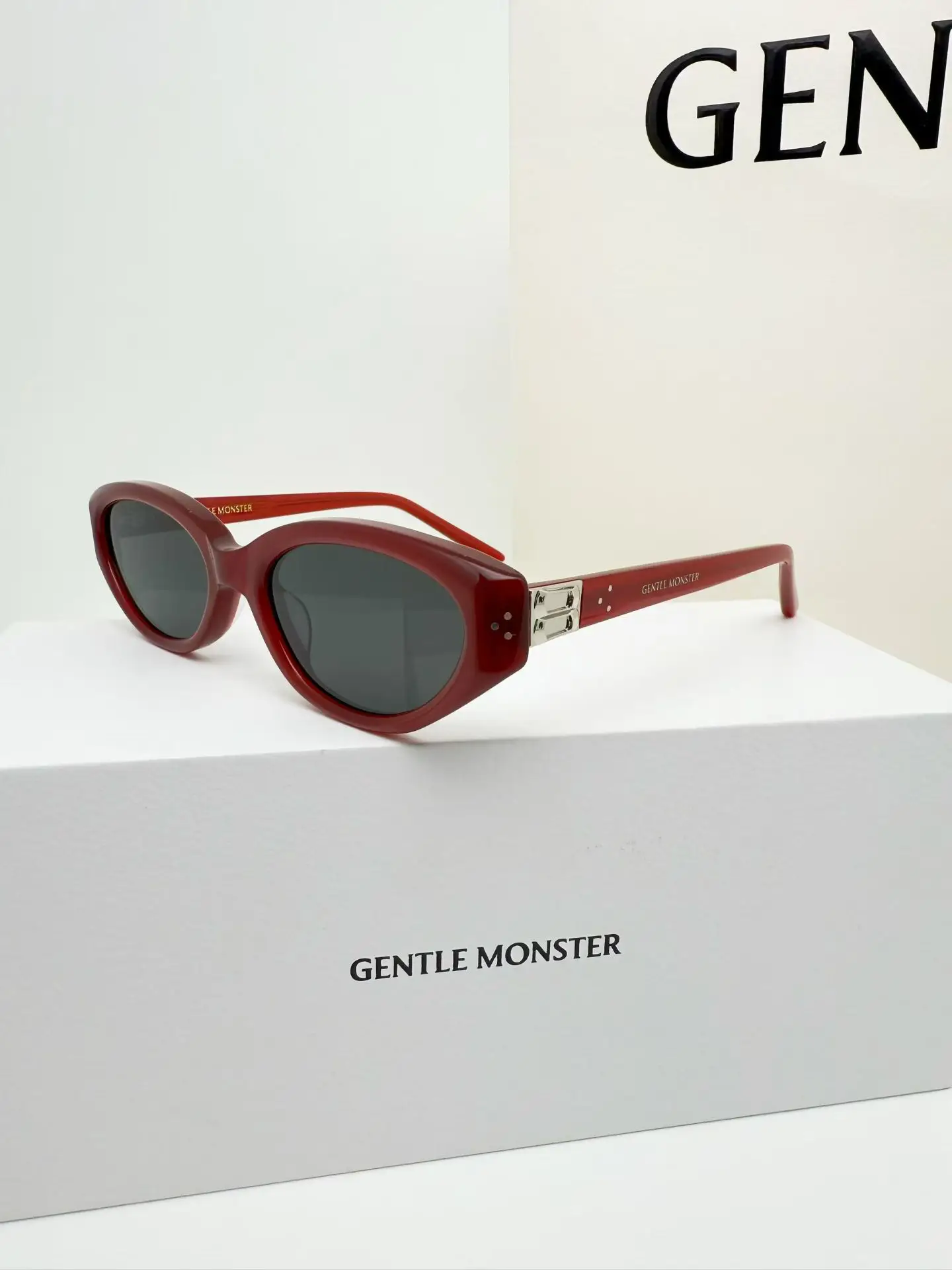 GM Vanilla Cat-Eye Sunglasses D34018555 — view 2