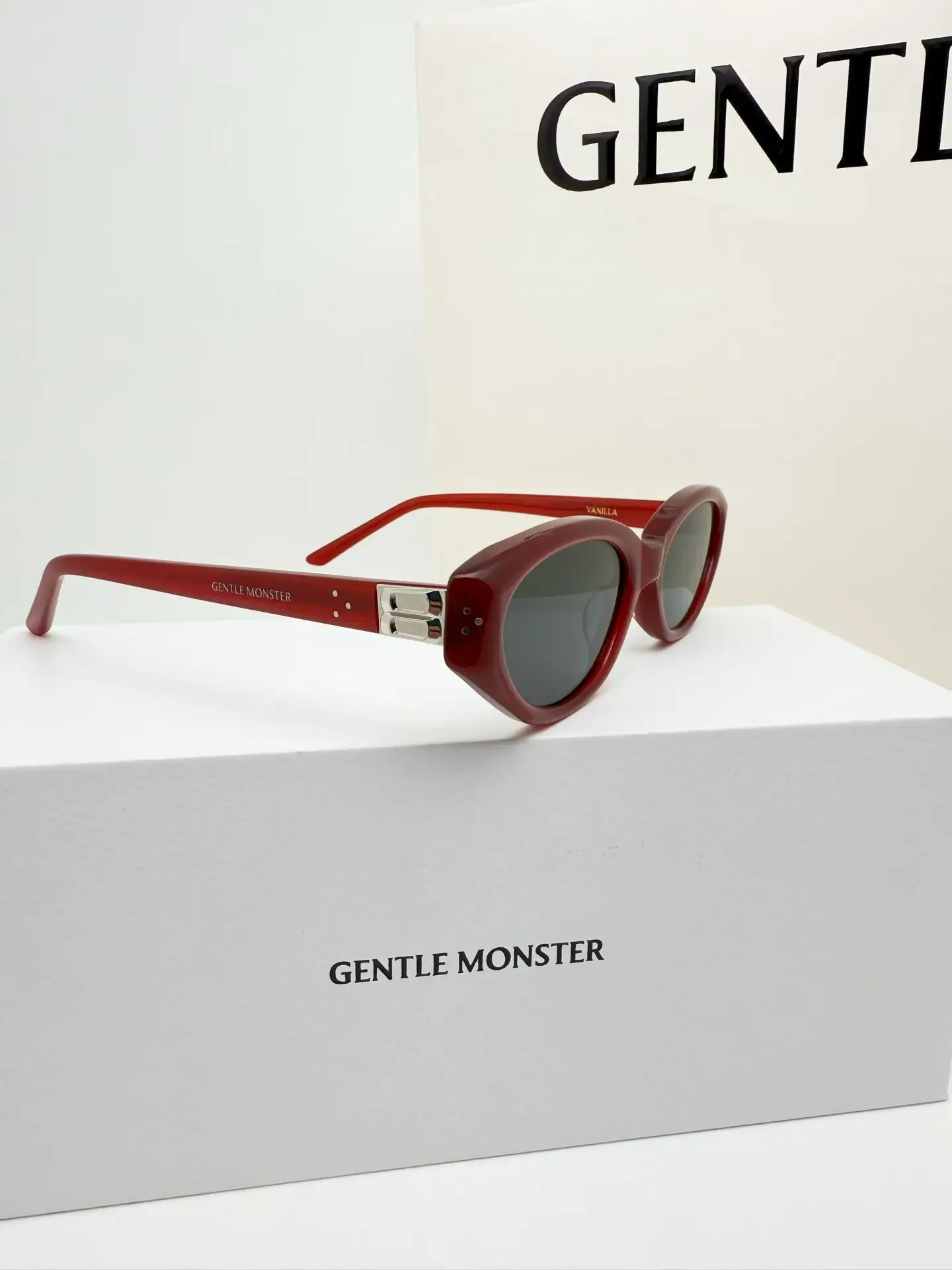 GM Vanilla Cat-Eye Sunglasses D34018555 — view 3