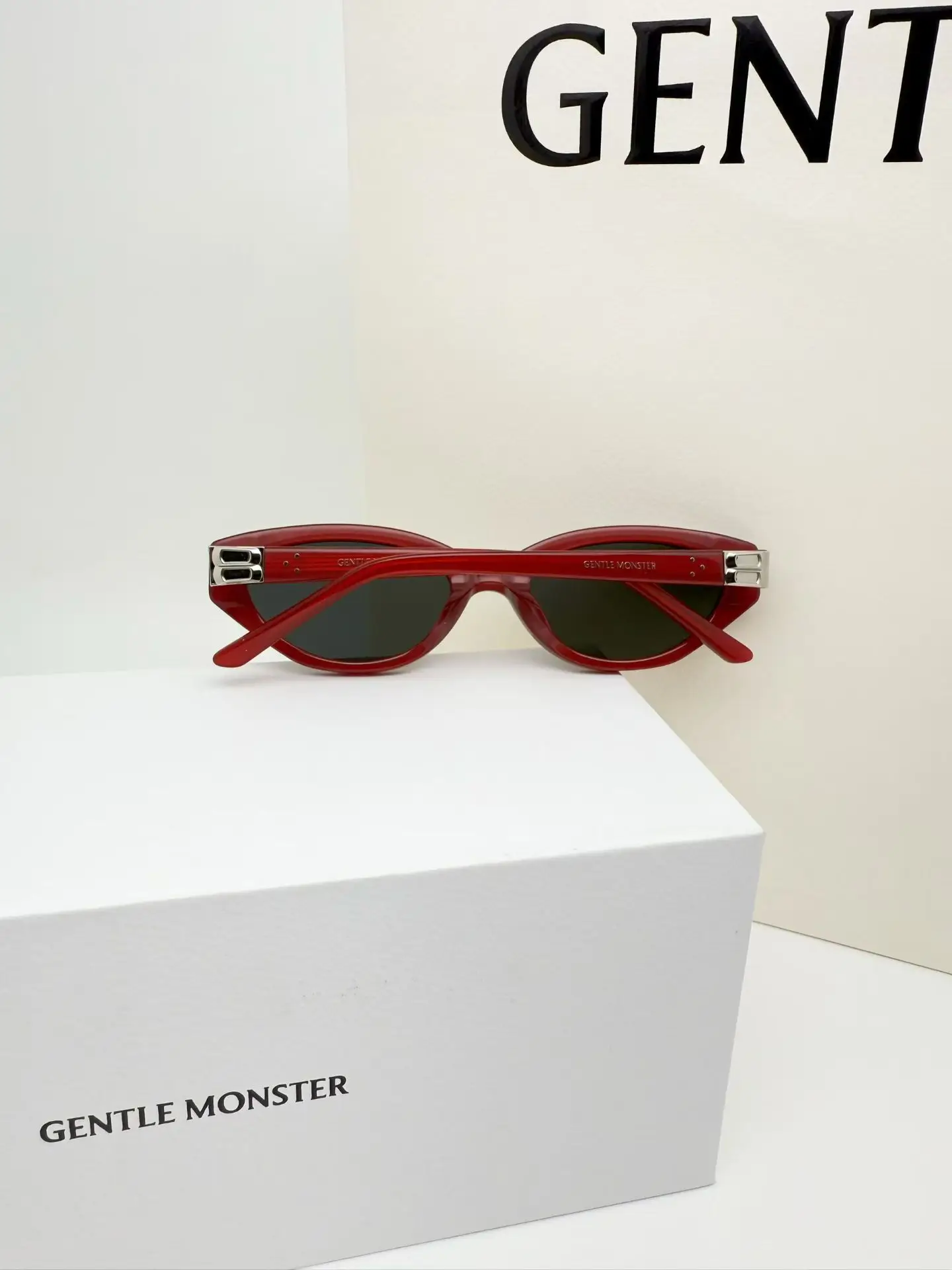 GM Vanilla Cat-Eye Sunglasses D34018555 — view 5