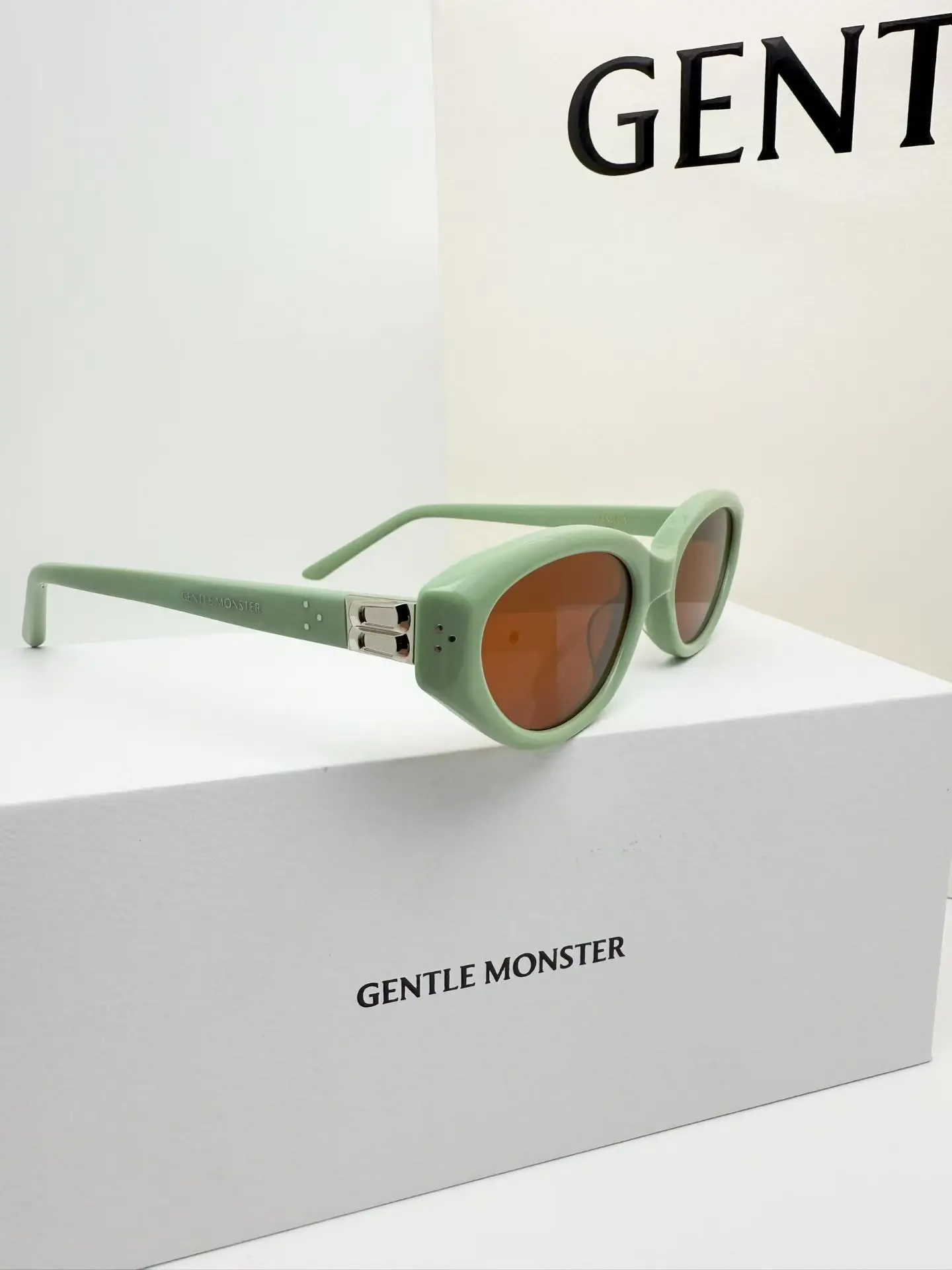 Vanilla Cat-Eye Acetate Sunglasses D34018554 — view 2