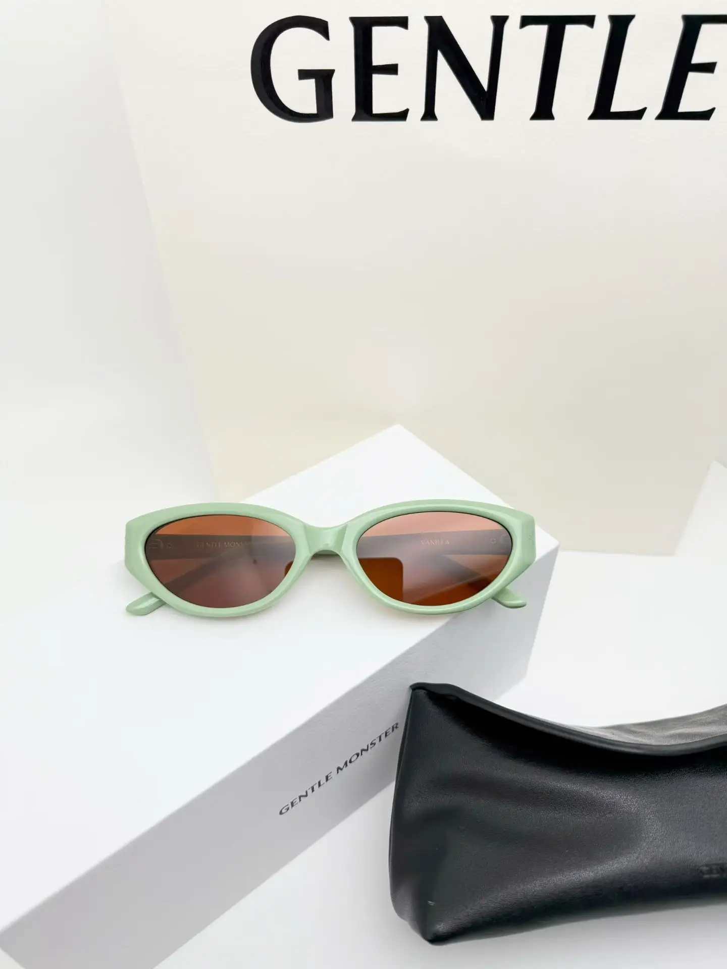 Vanilla Cat-Eye Acetate Sunglasses D34018554 — view 4