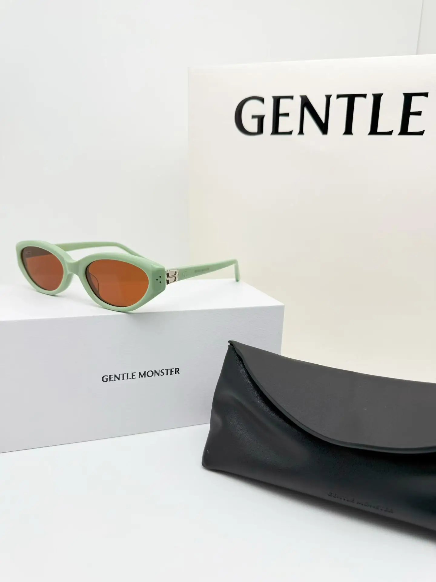 Vanilla Cat-Eye Acetate Sunglasses D34018554 — view 5