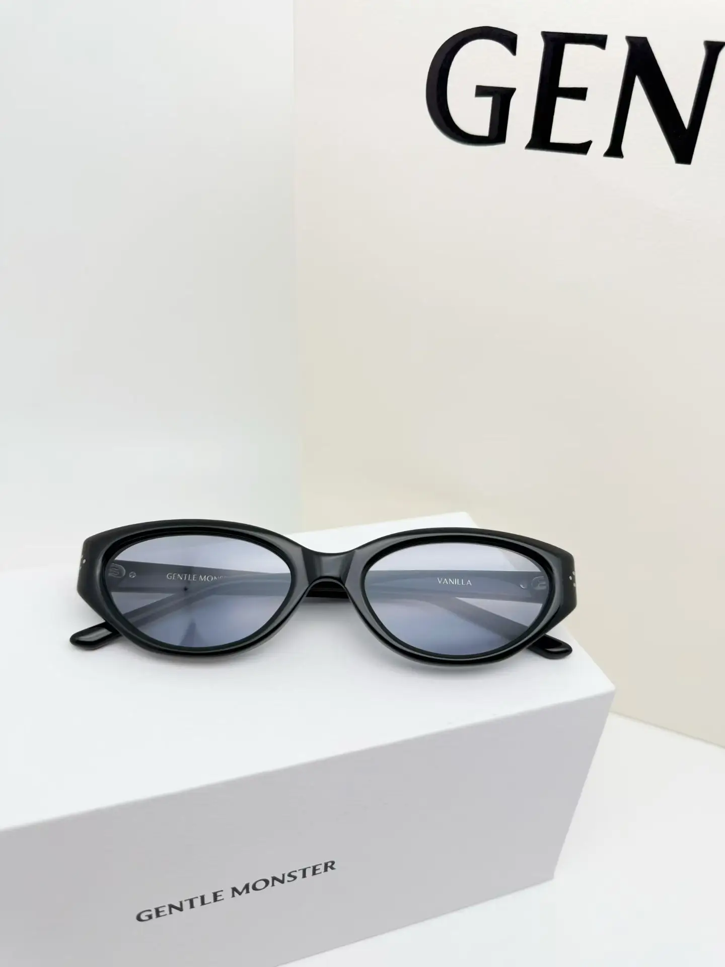 GM Vanilla Cat-Eye Sunglasses D34018552 — view 2