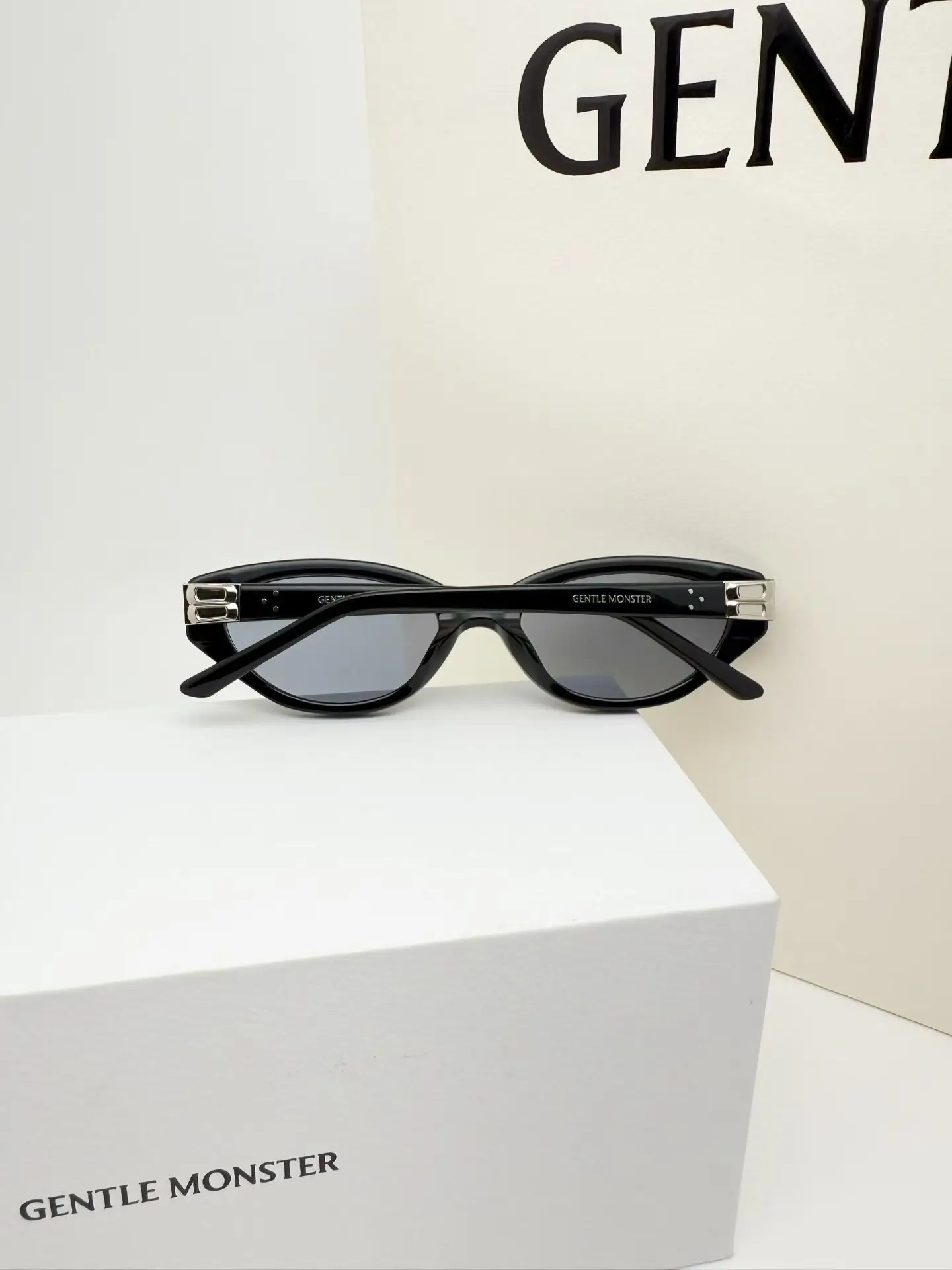 GM Vanilla Cat-Eye Sunglasses D34018552 — view 3