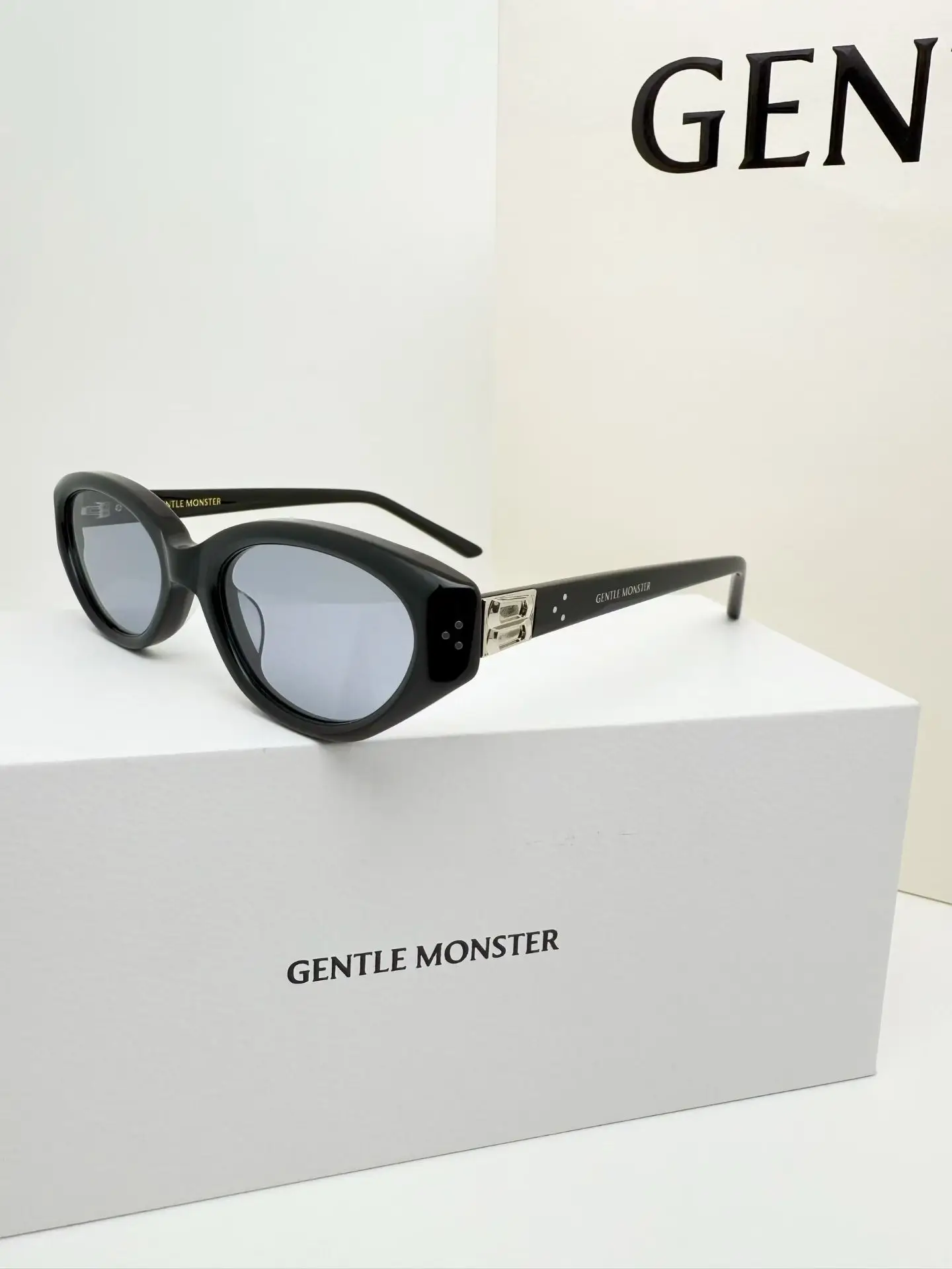 GM Vanilla Cat-Eye Sunglasses D34018552 — view 4