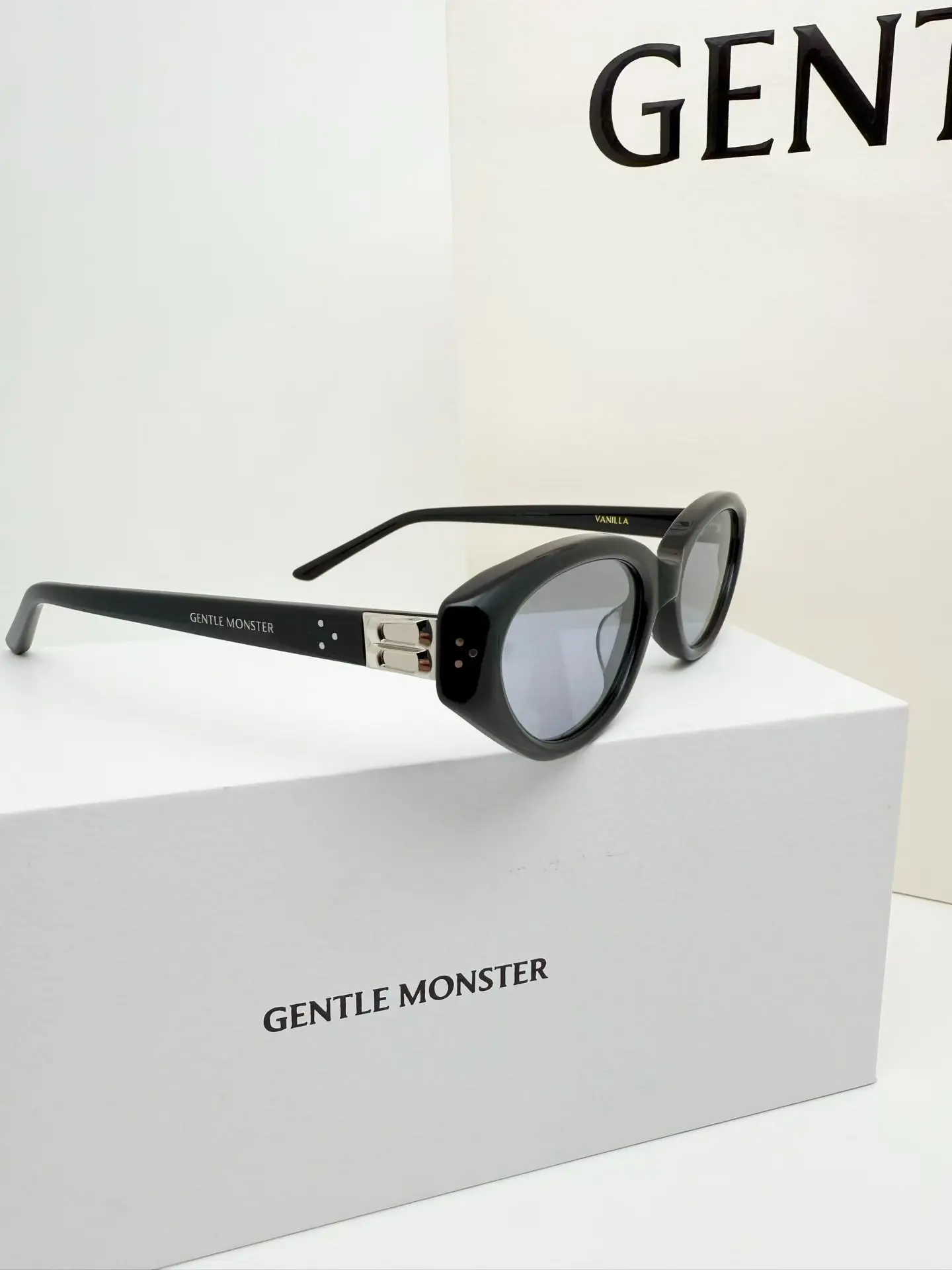 GM Vanilla Cat-Eye Sunglasses D34018552 — view 5