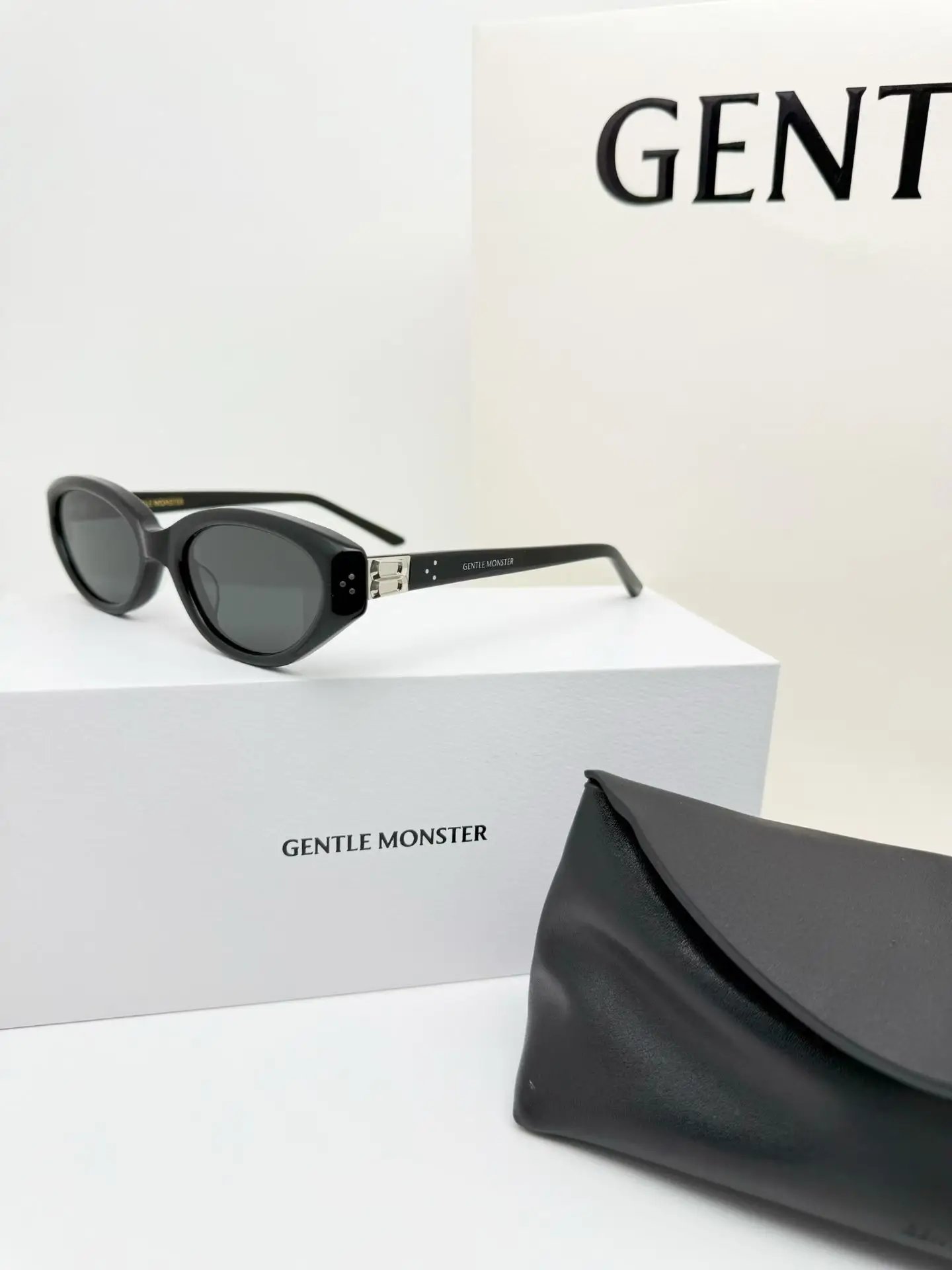 GM Vanilla Cat-Eye Sunglasses D34018553