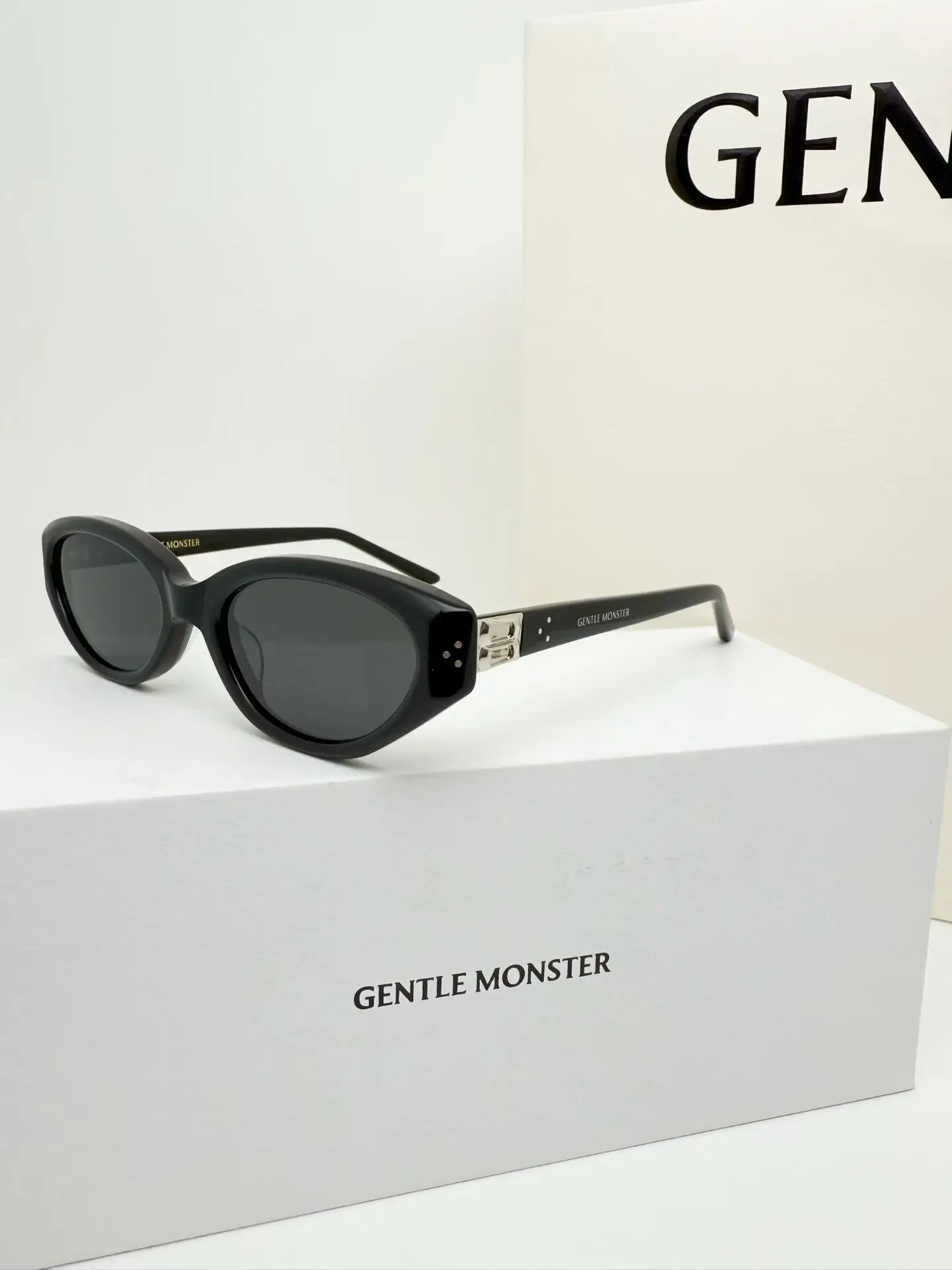 GM Vanilla Cat-Eye Sunglasses D34018553 — view 2