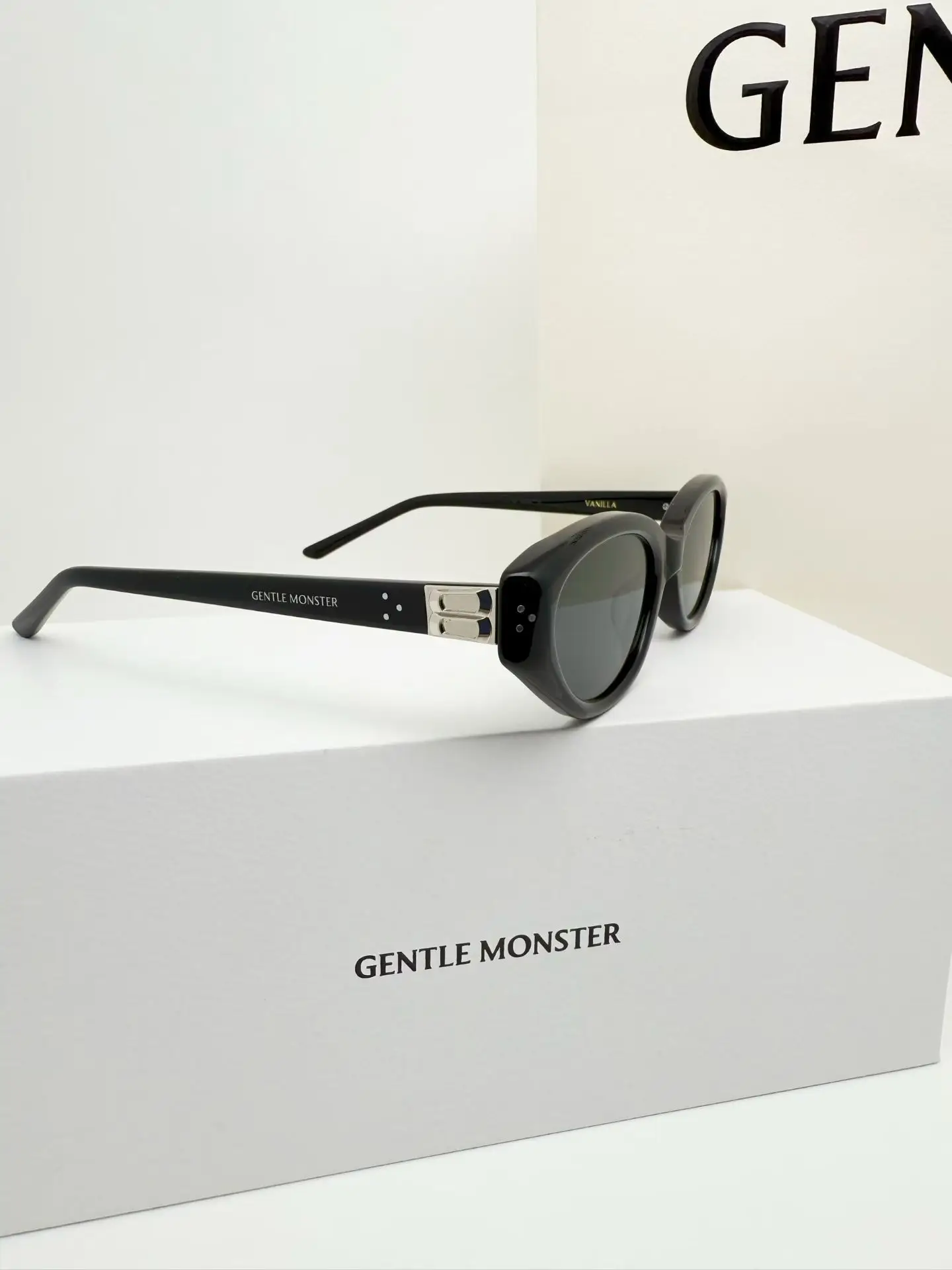 GM Vanilla Cat-Eye Sunglasses D34018553 — view 3
