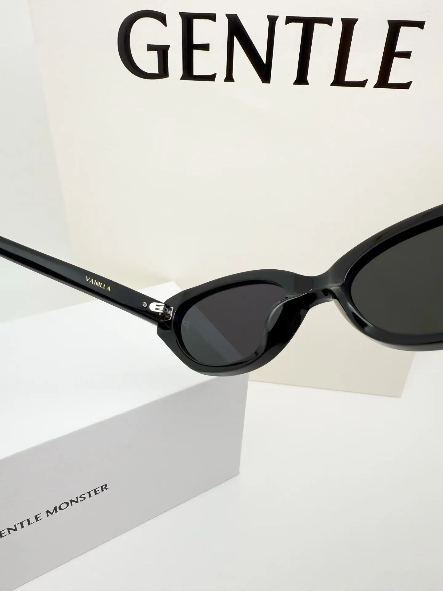 GM Vanilla Cat-Eye Sunglasses D34018553 — view 4