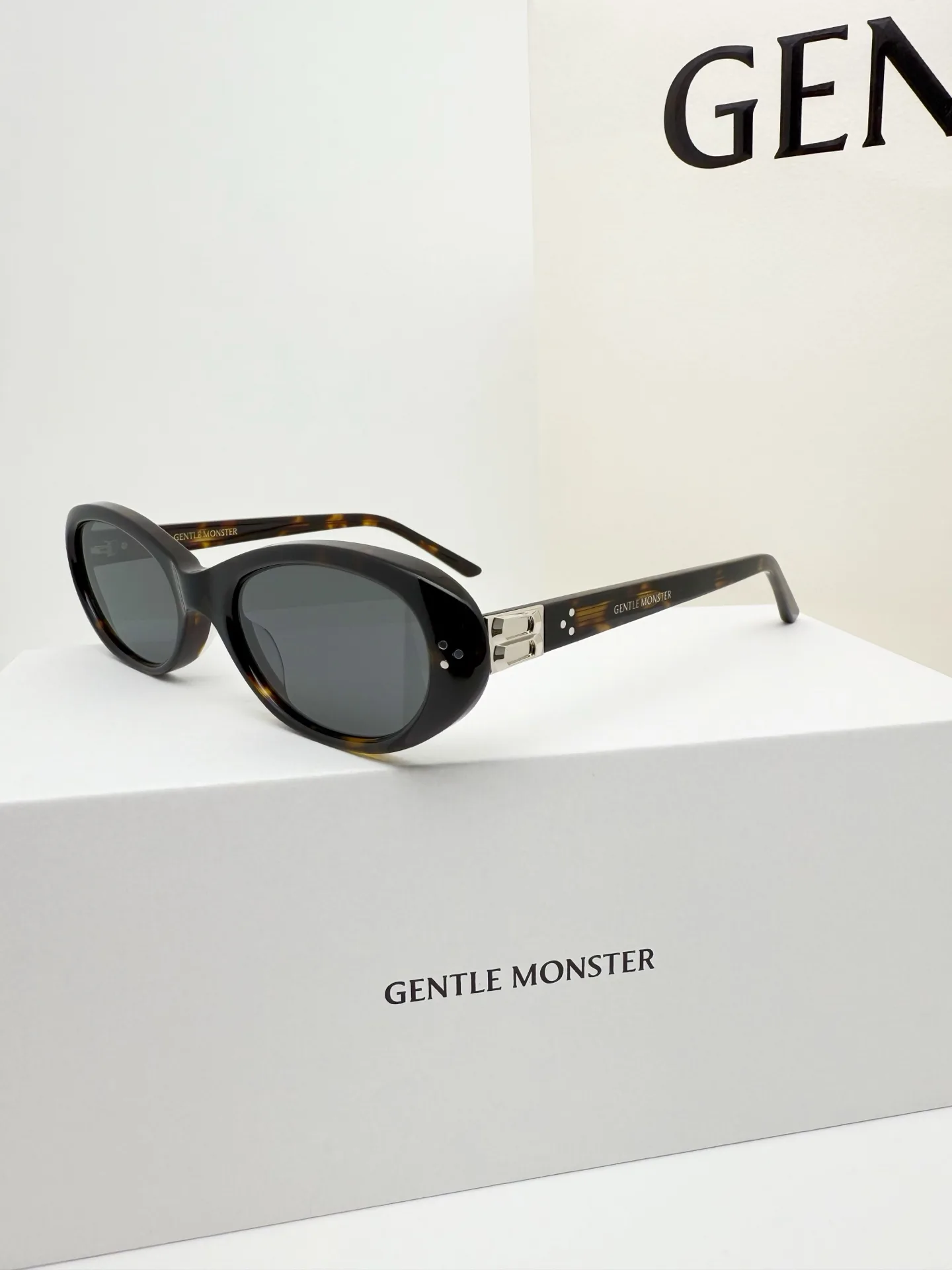 GM Cinnamon Cat-Eye Sunglasses D34018561 — view 2