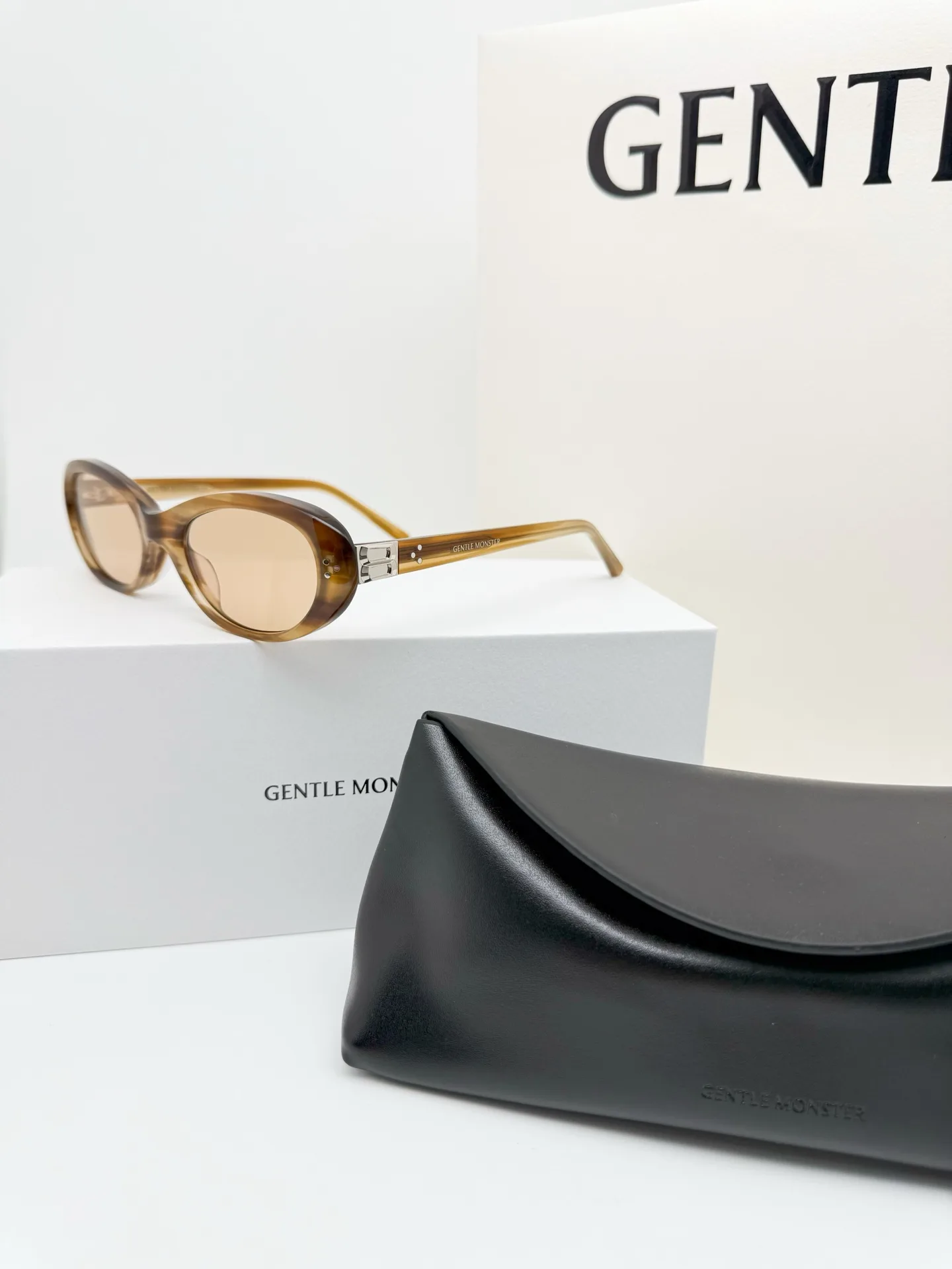 GM Cinnamon Cat-Eye Sunglasses D34018563 — view 3