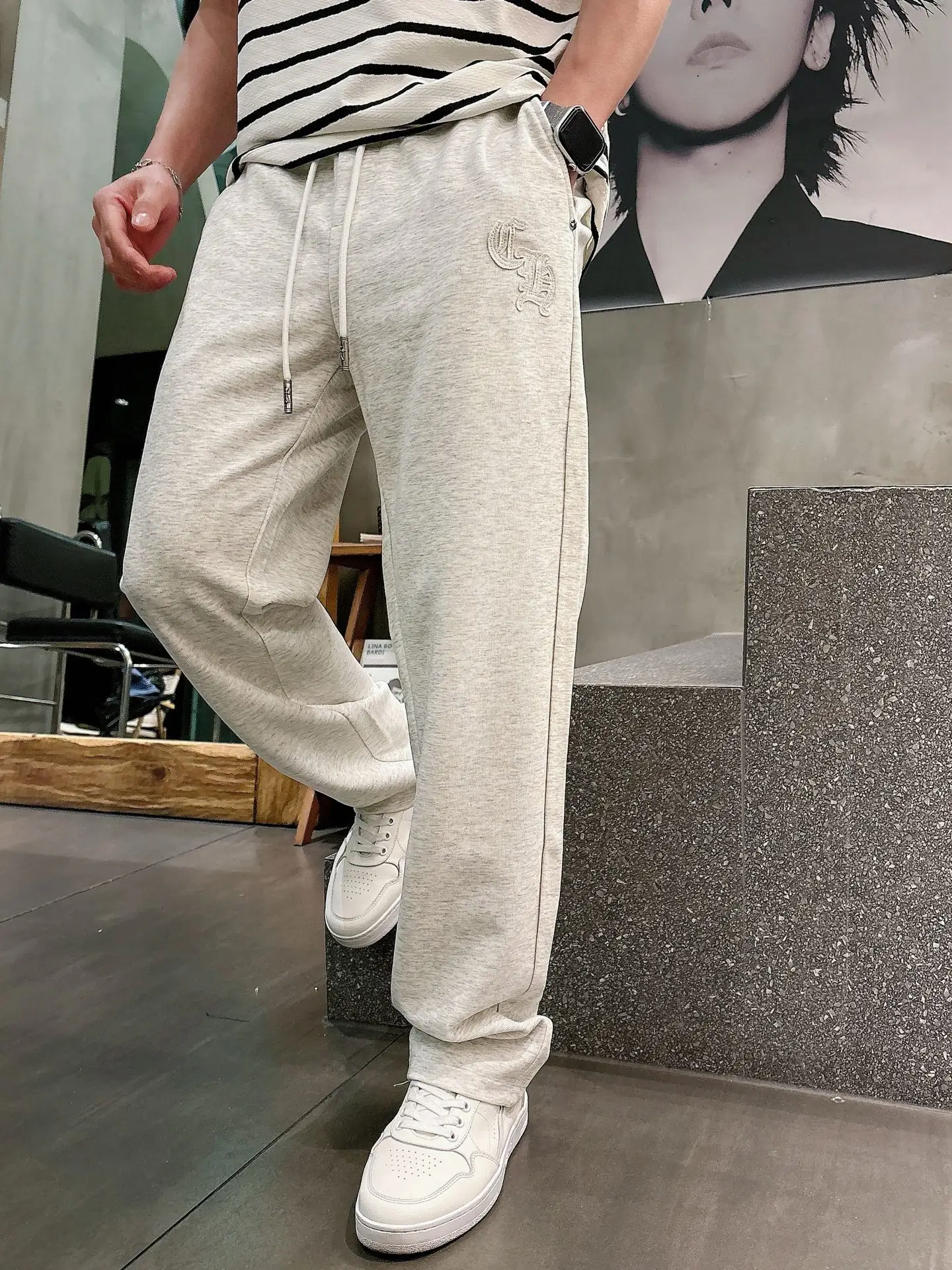 Logo Patch Straight-Leg Sweatpants D22012940 — view 2
