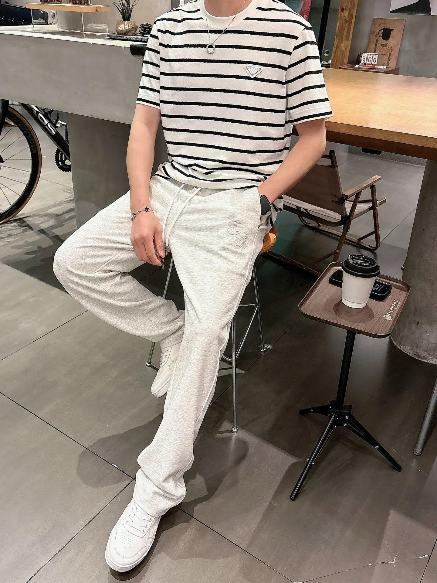 Logo Patch Straight-Leg Sweatpants D22012940 — view 9