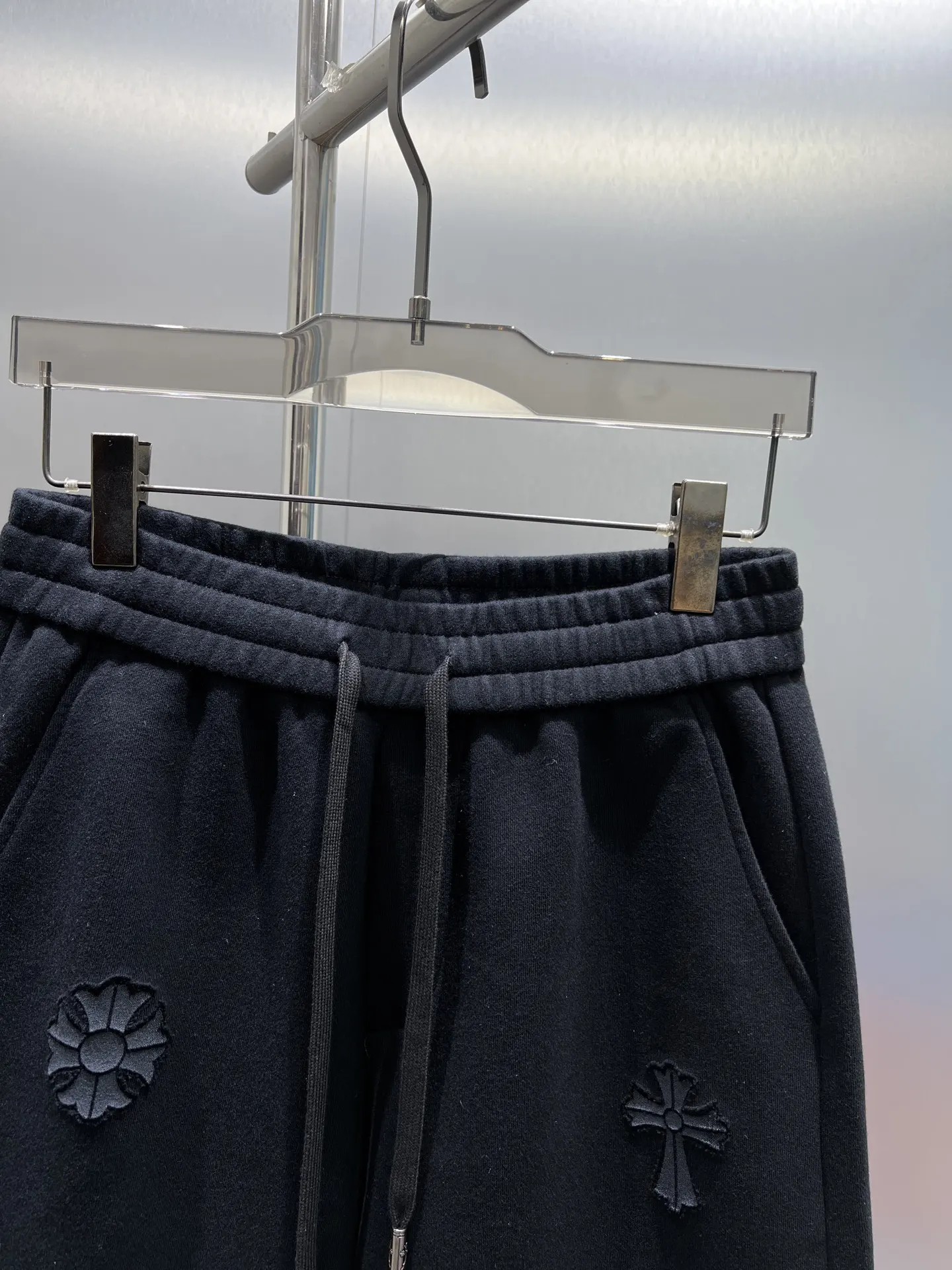 Laser-Cut Logo Appliqué Sweat Shorts D21012015 — view 3