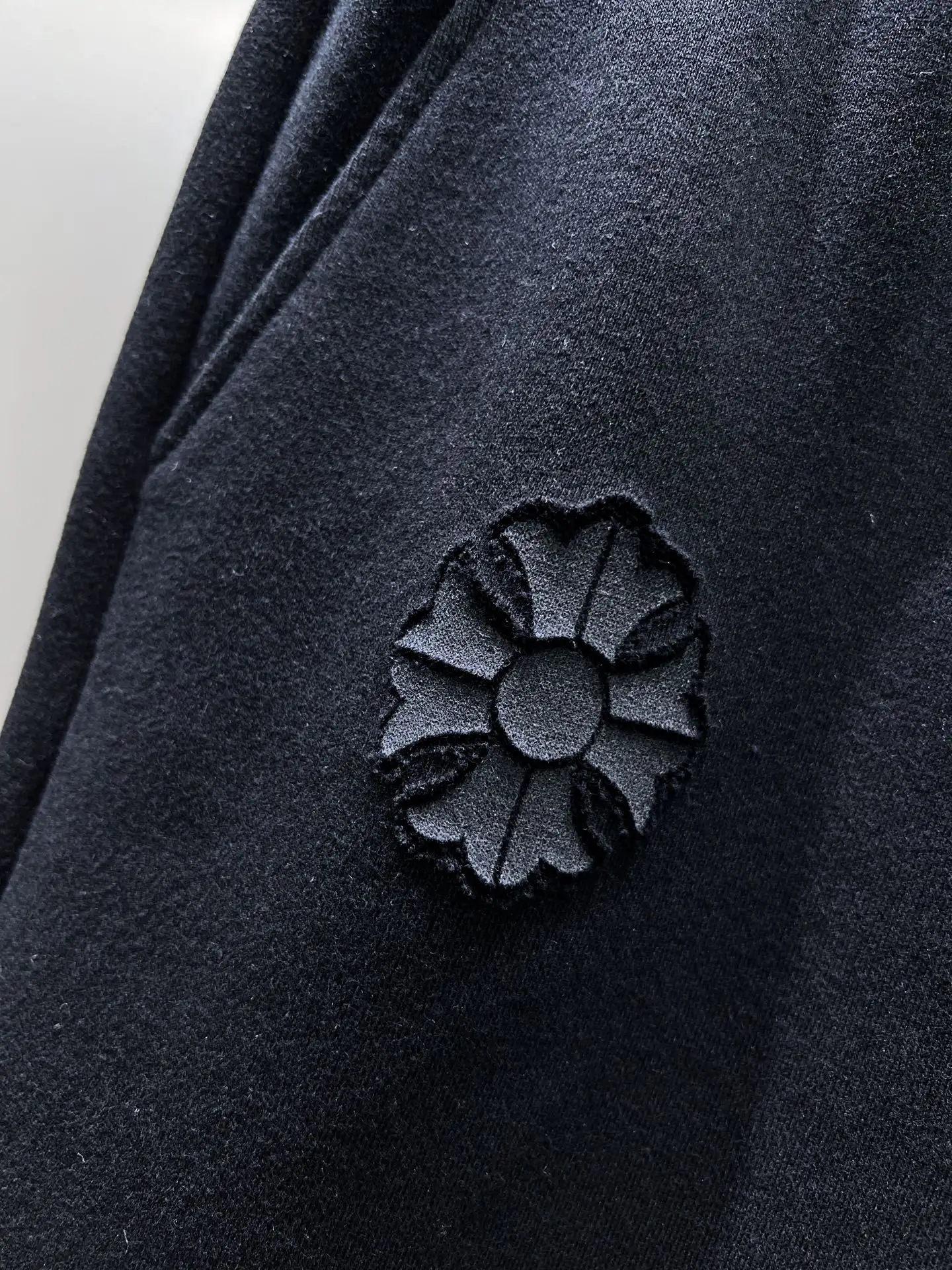 Laser-Cut Logo Appliqué Sweat Shorts D21012015 — view 9