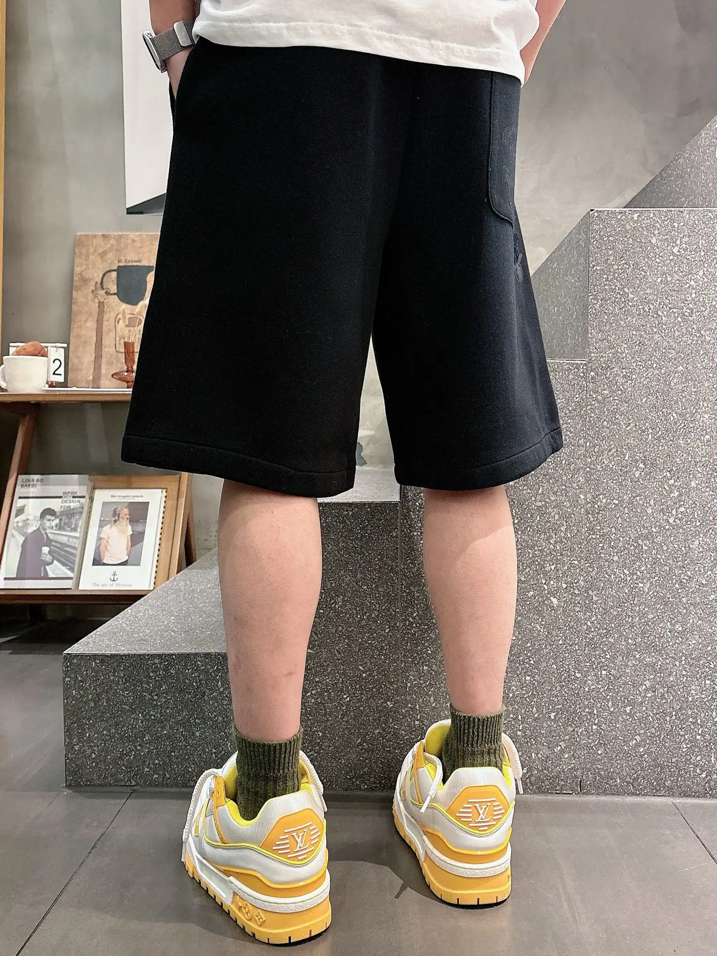 Logo Embroidered Cotton-Blend Shorts D21012043 — view 7
