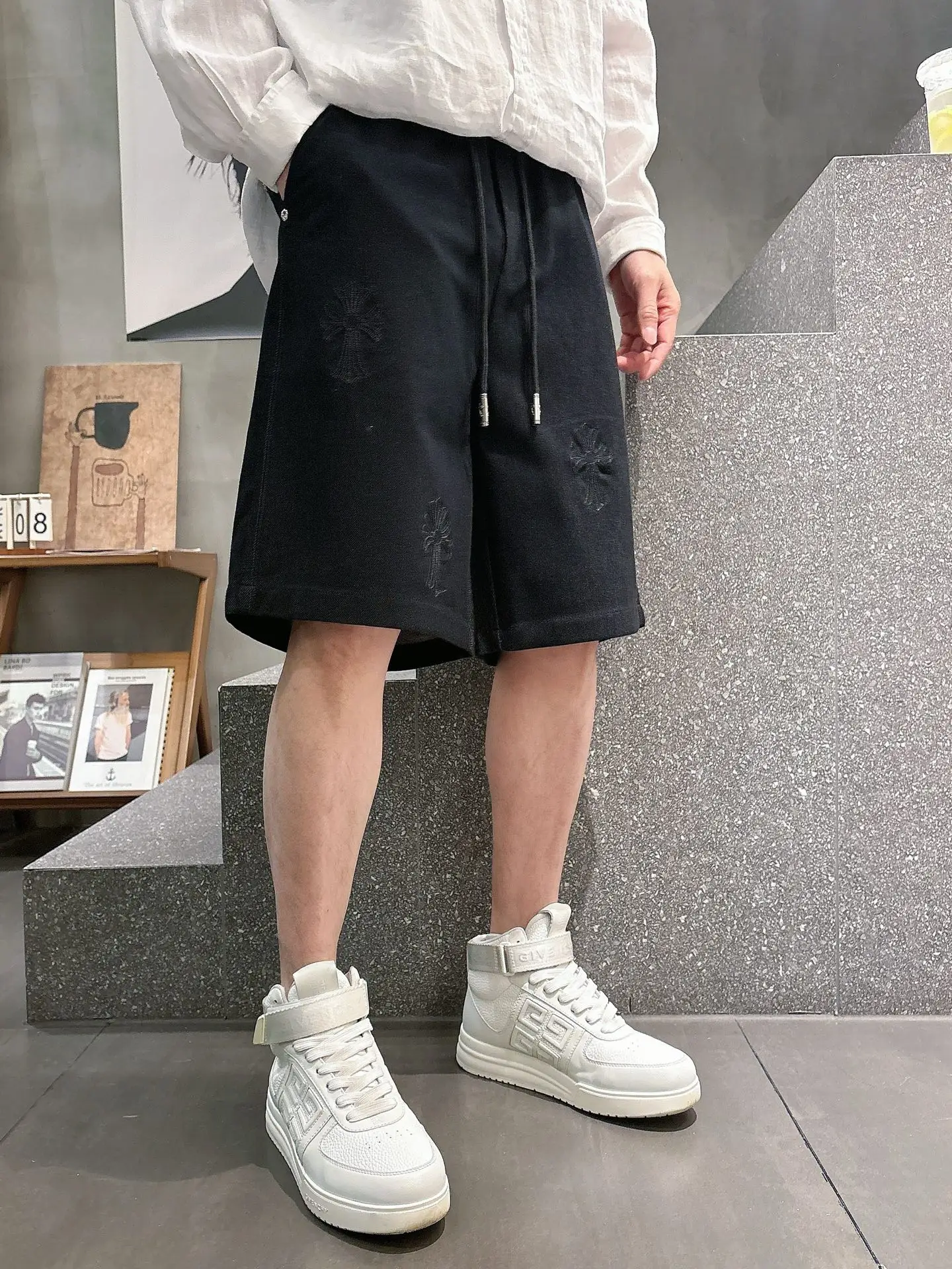Embroidered Logo Denim Shorts D18011031 — view 2