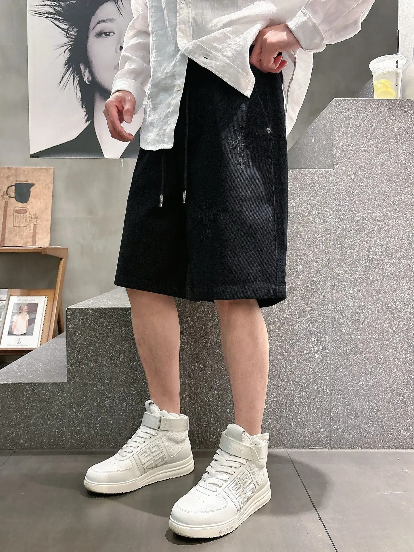 Embroidered Logo Denim Shorts D18011031 — view 3