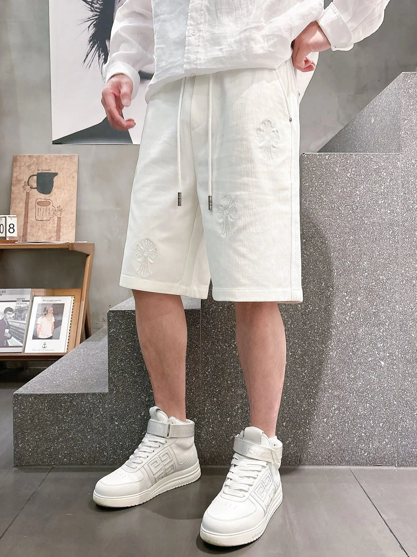 Embroidered Logo Denim Shorts D18011030