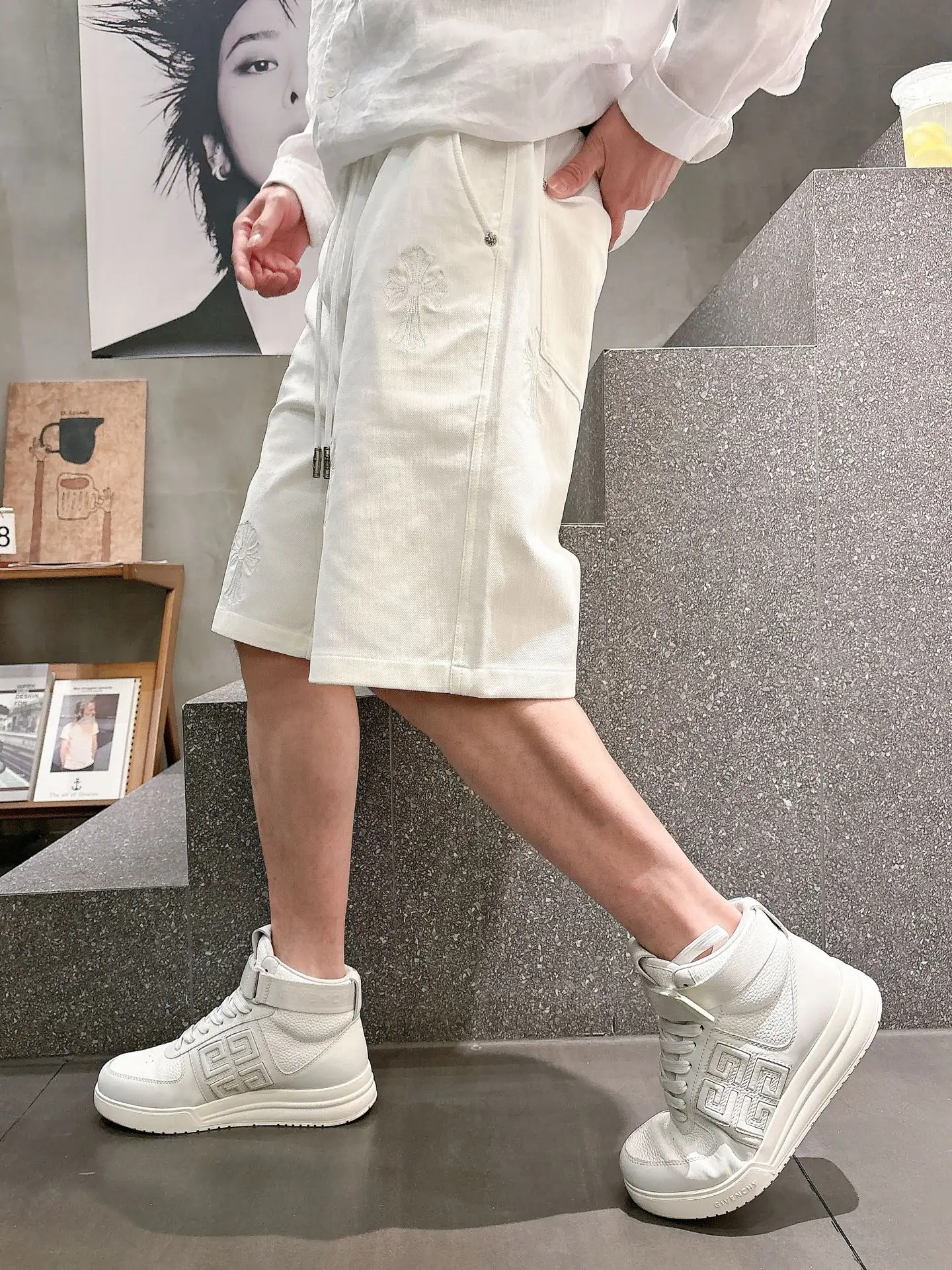 Embroidered Logo Denim Shorts D18011030 — view 2