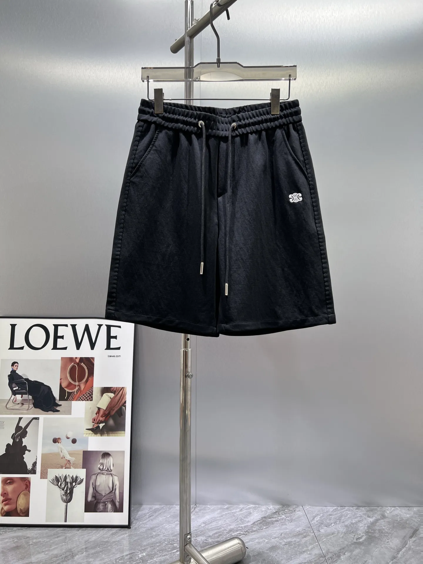 Embroidered Logo Drawstring Shorts D17011008