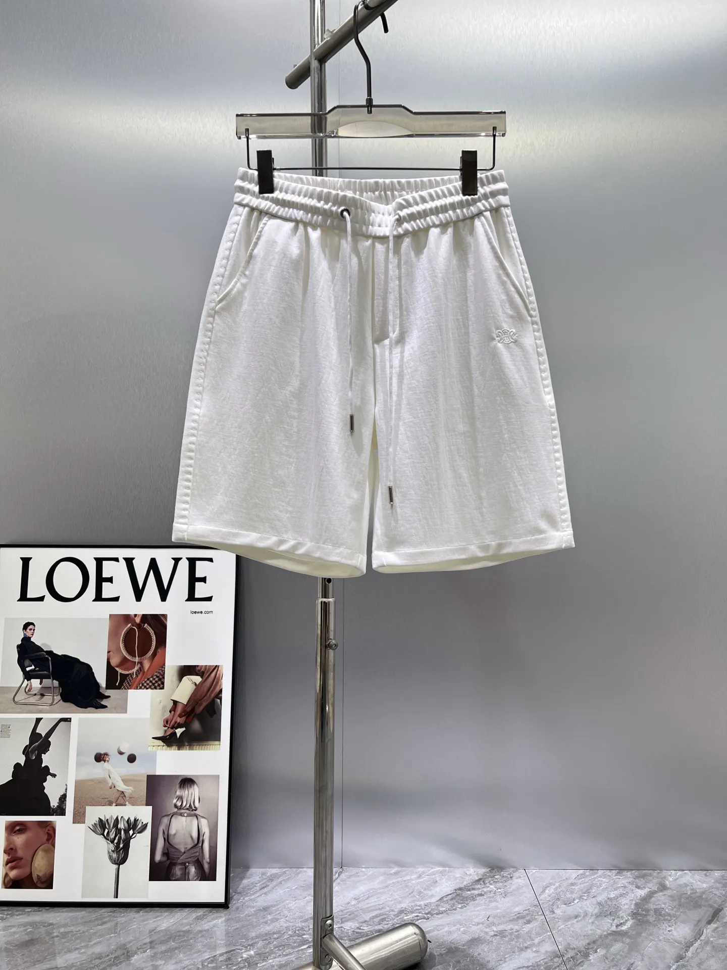 Embroidered Logo Drawstring Shorts D17011007