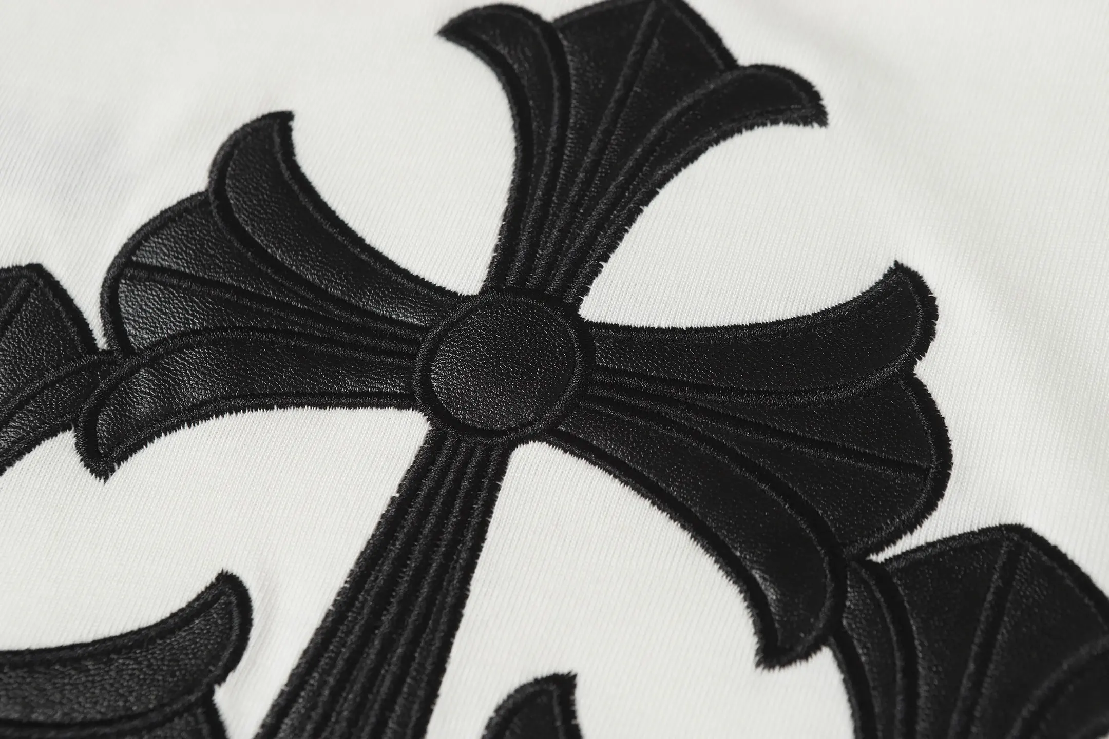 Cross Patch Embroidered Cotton T-Shirt D10513541 — view 9