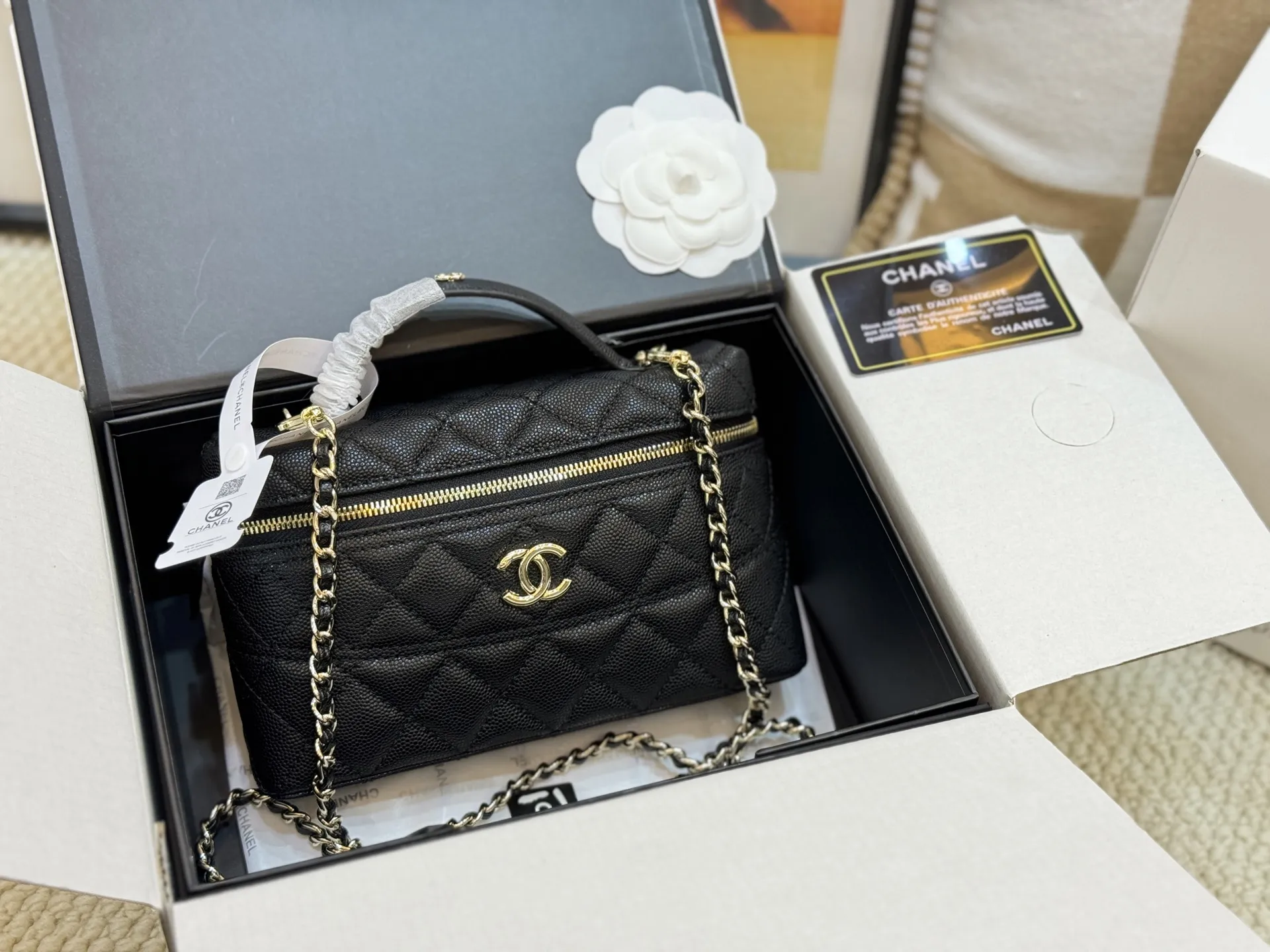 Quilted Caviar Leather Vanity Case D42017851 — view 2