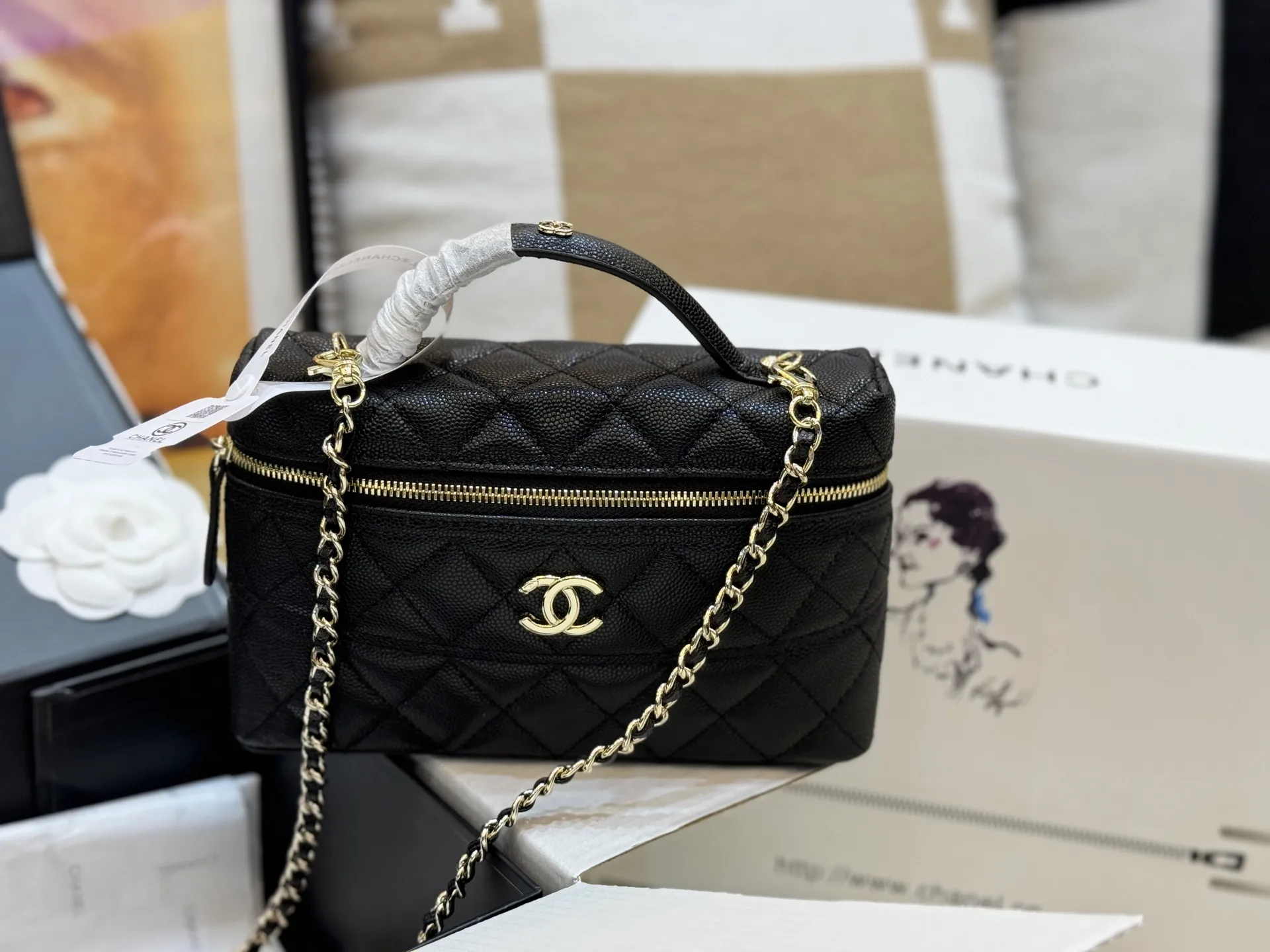 Quilted Caviar Leather Vanity Case D42017851 — view 4